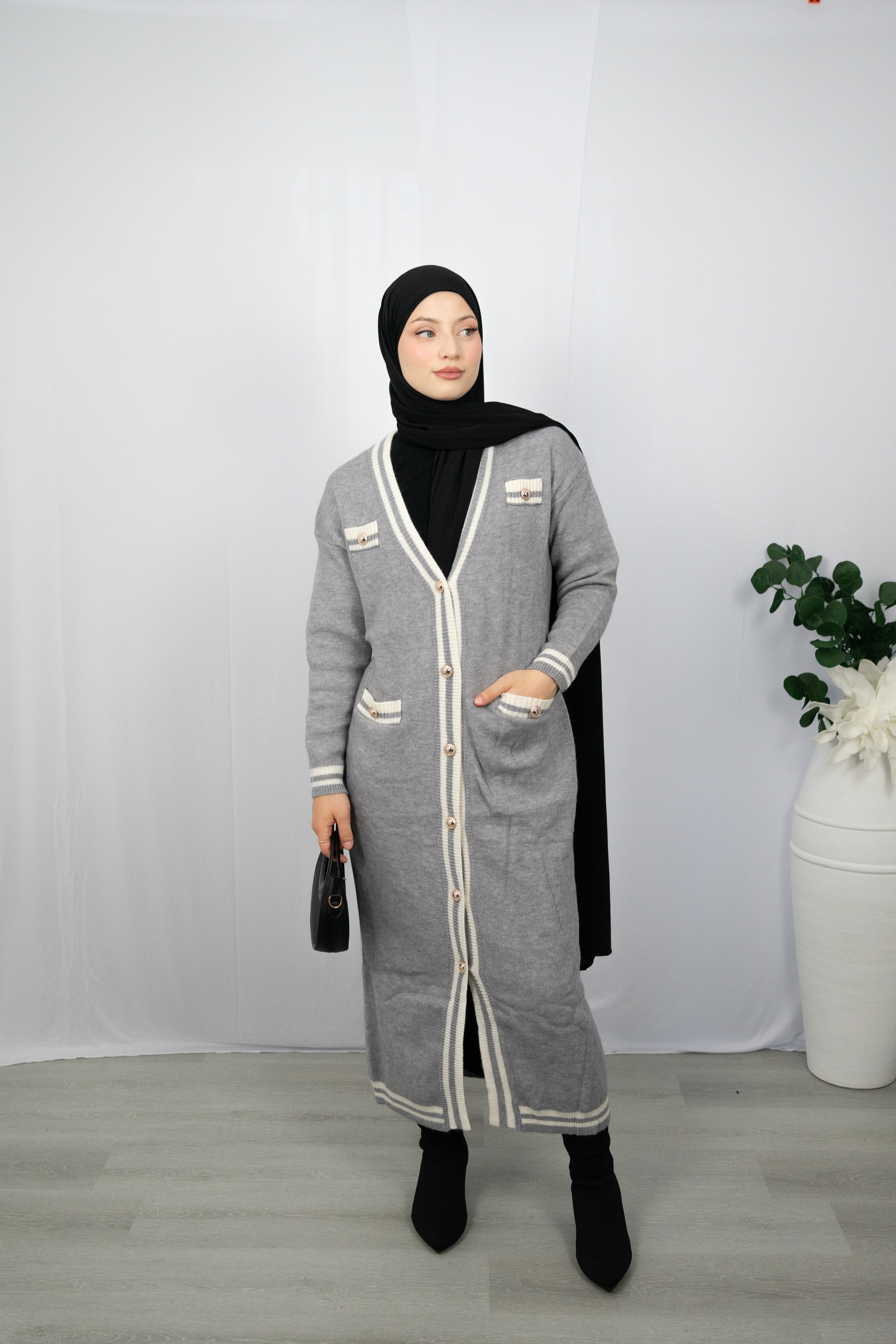 CHANEL INSPIRIERTE LANGSTRICKJACKE MIT GOLDAKZENTEN IN GRAU