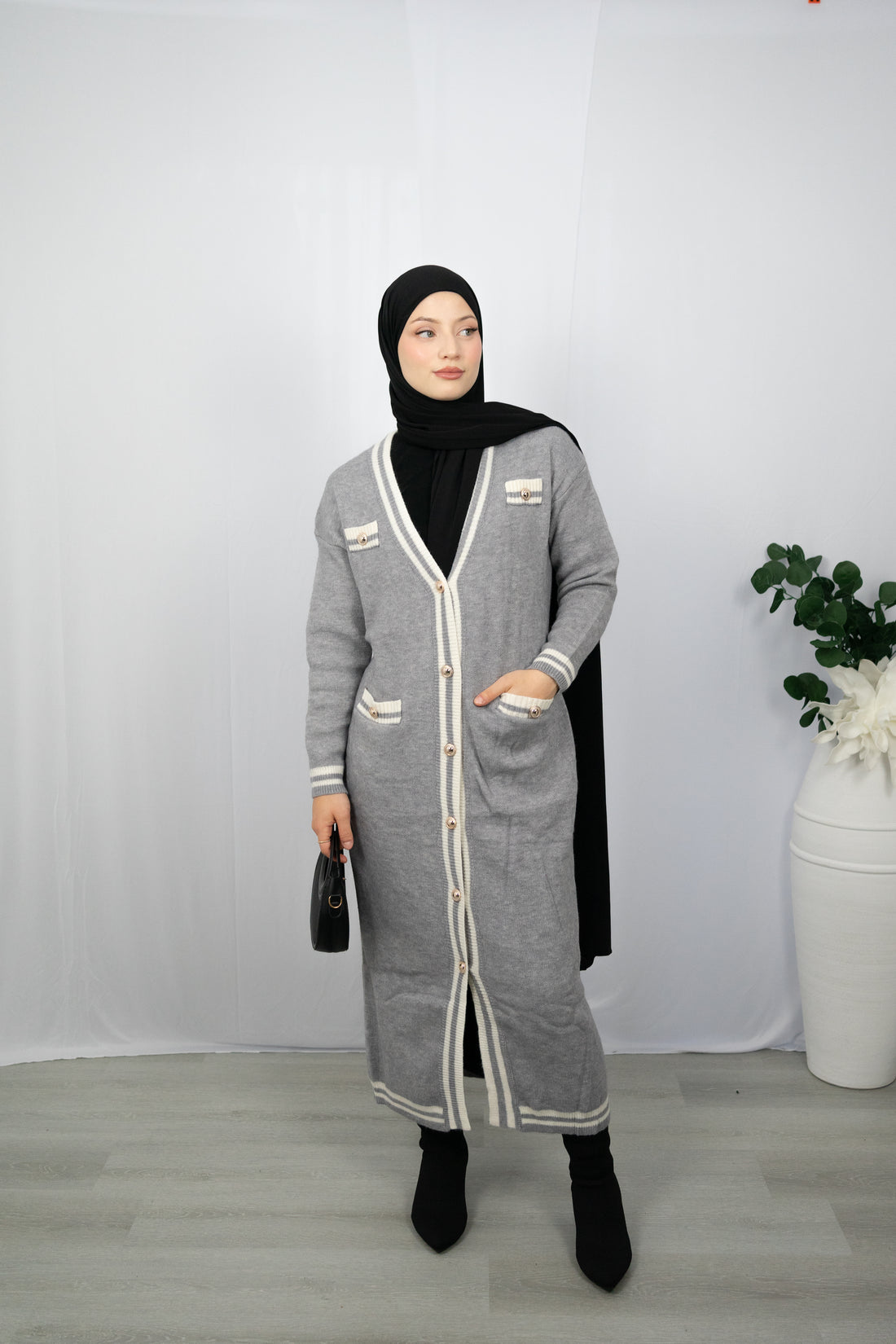 CHANEL INSPIRIERTE LANGSTRICKJACKE MIT GOLDAKZENTEN IN GRAU