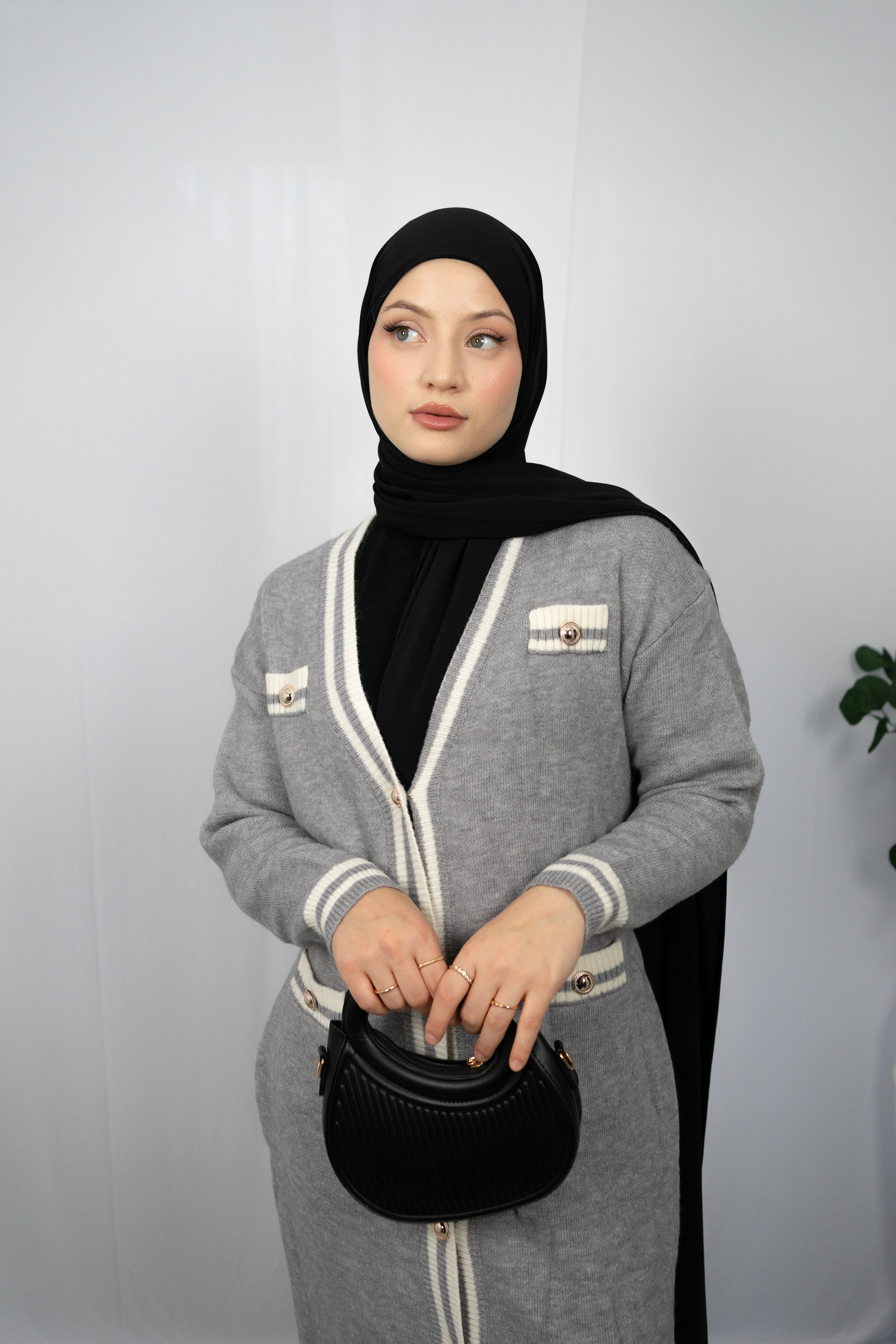 CHANEL INSPIRIERTE LANGSTRICKJACKE MIT GOLDAKZENTEN IN GRAU