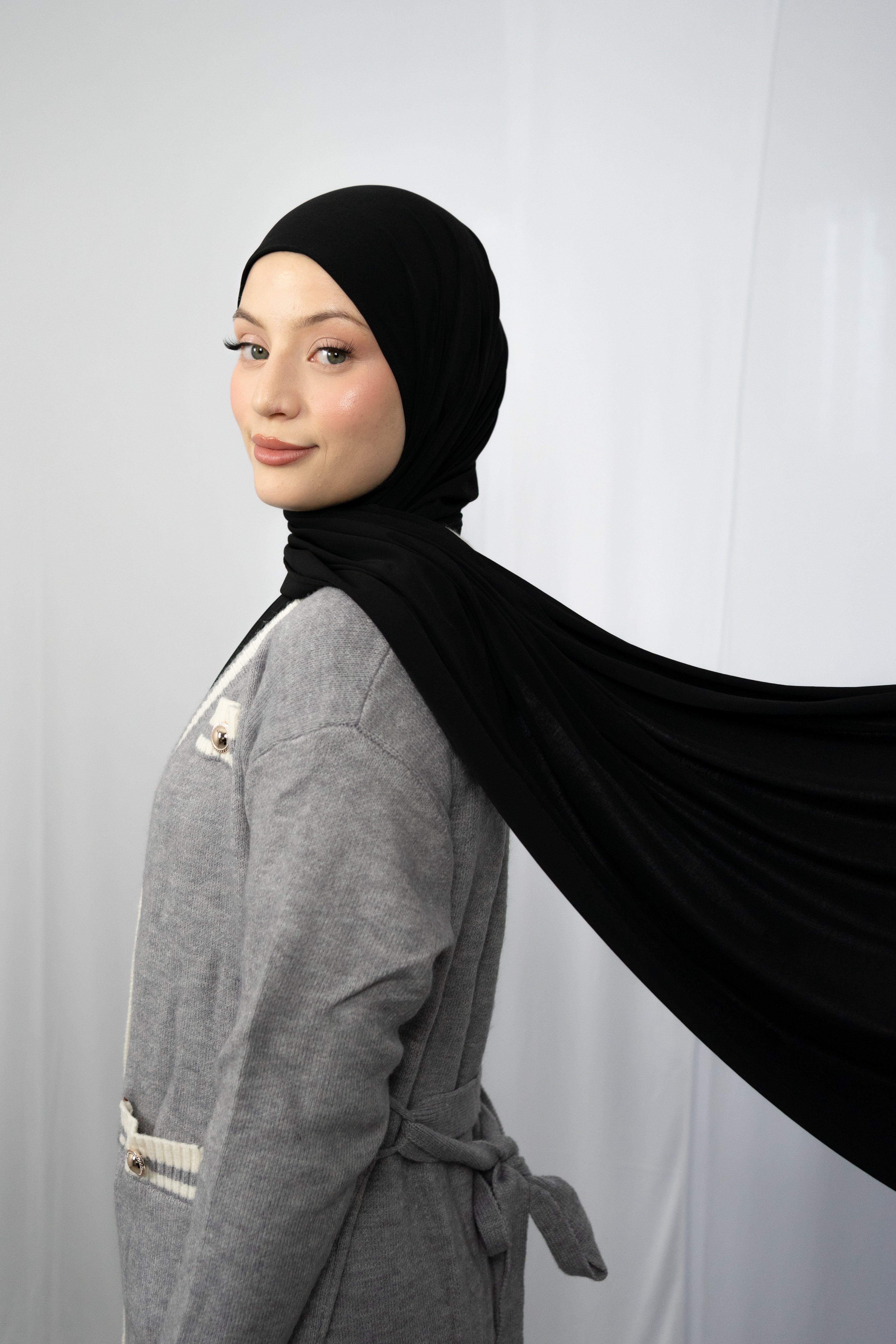 CHANEL INSPIRIERTE LANGSTRICKJACKE MIT GOLDAKZENTEN IN GRAU