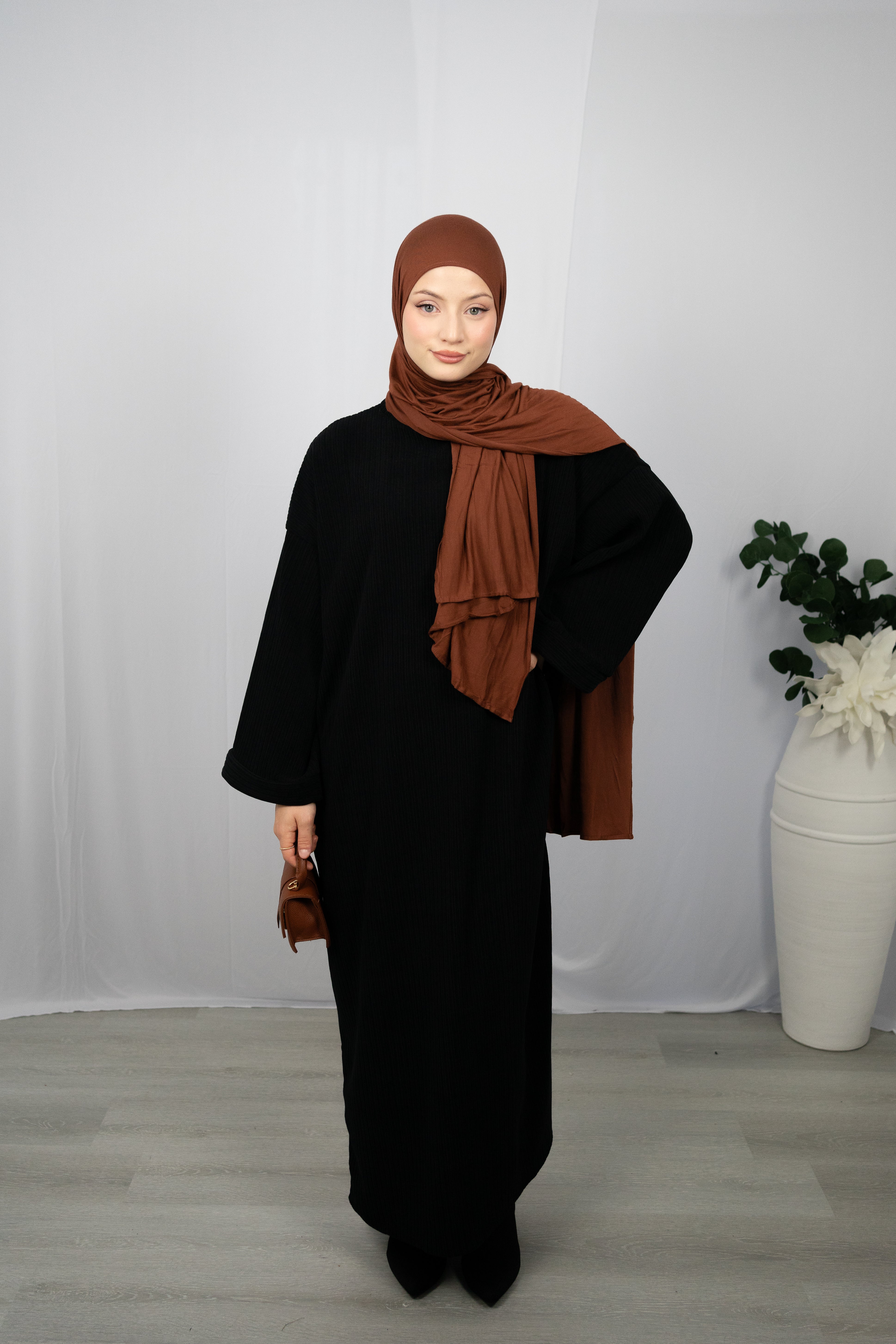 LIANA KLEID MIT RUNDEM HALSSCHNITT IN SCHWARZ