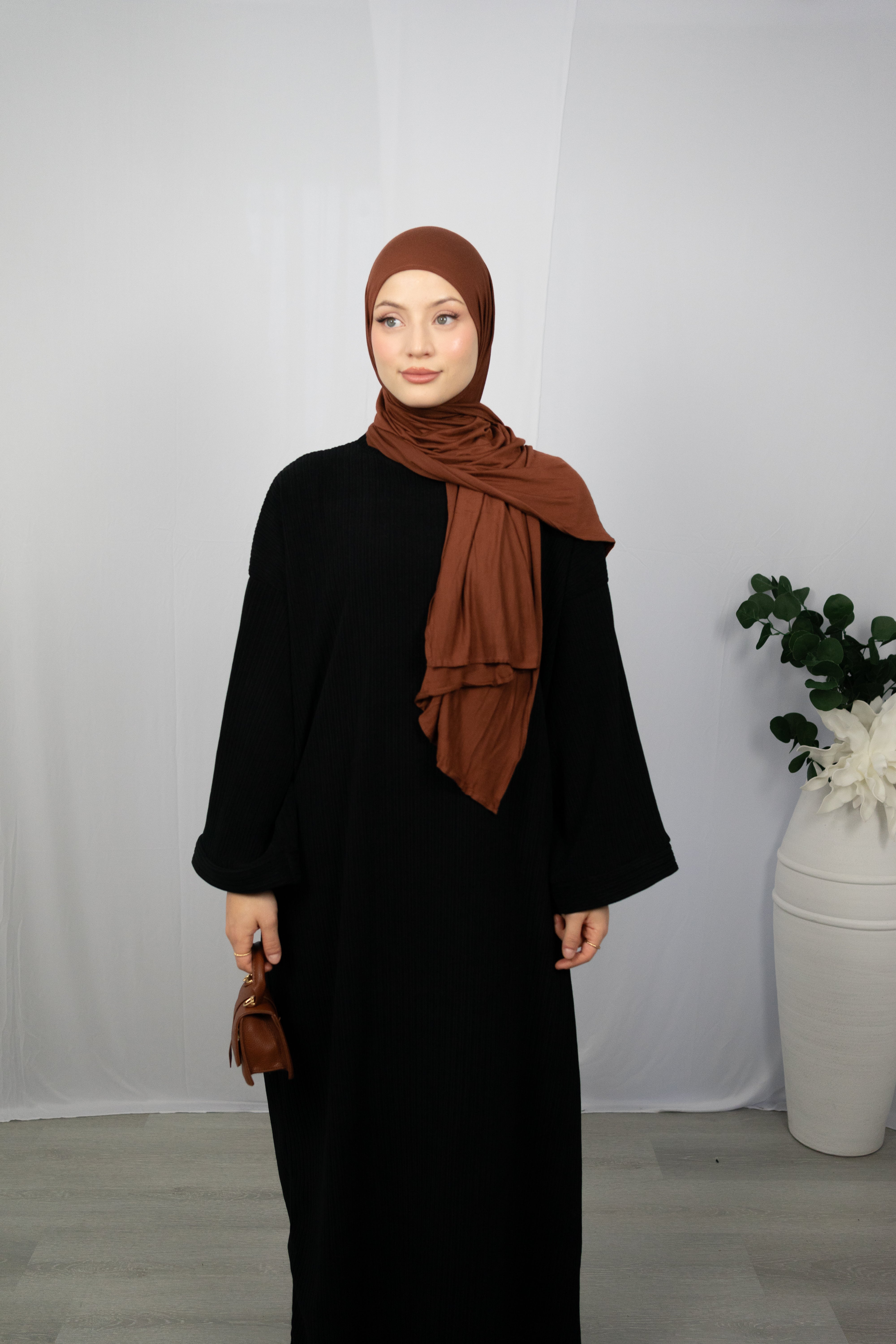 LIANA KLEID MIT RUNDEM HALSSCHNITT IN SCHWARZ