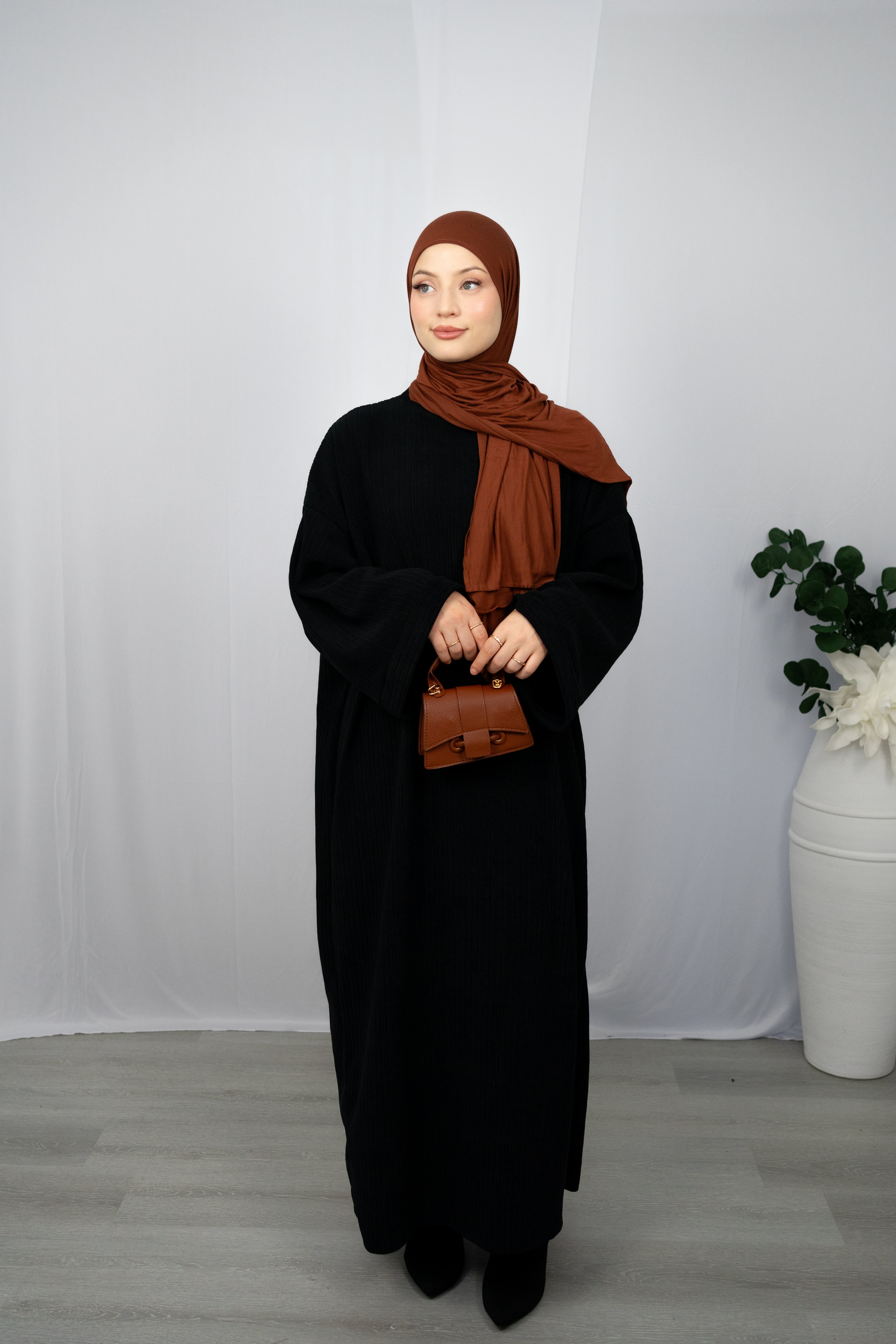 LIANA KLEID MIT RUNDEM HALSSCHNITT IN SCHWARZ