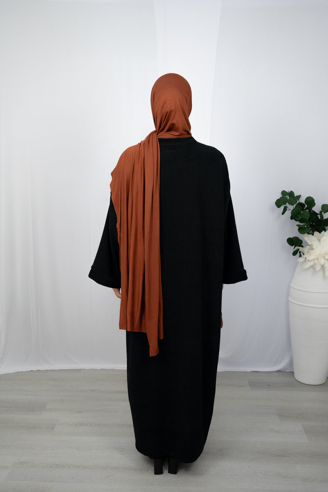 LIANA KLEID MIT RUNDEM HALSSCHNITT IN SCHWARZ