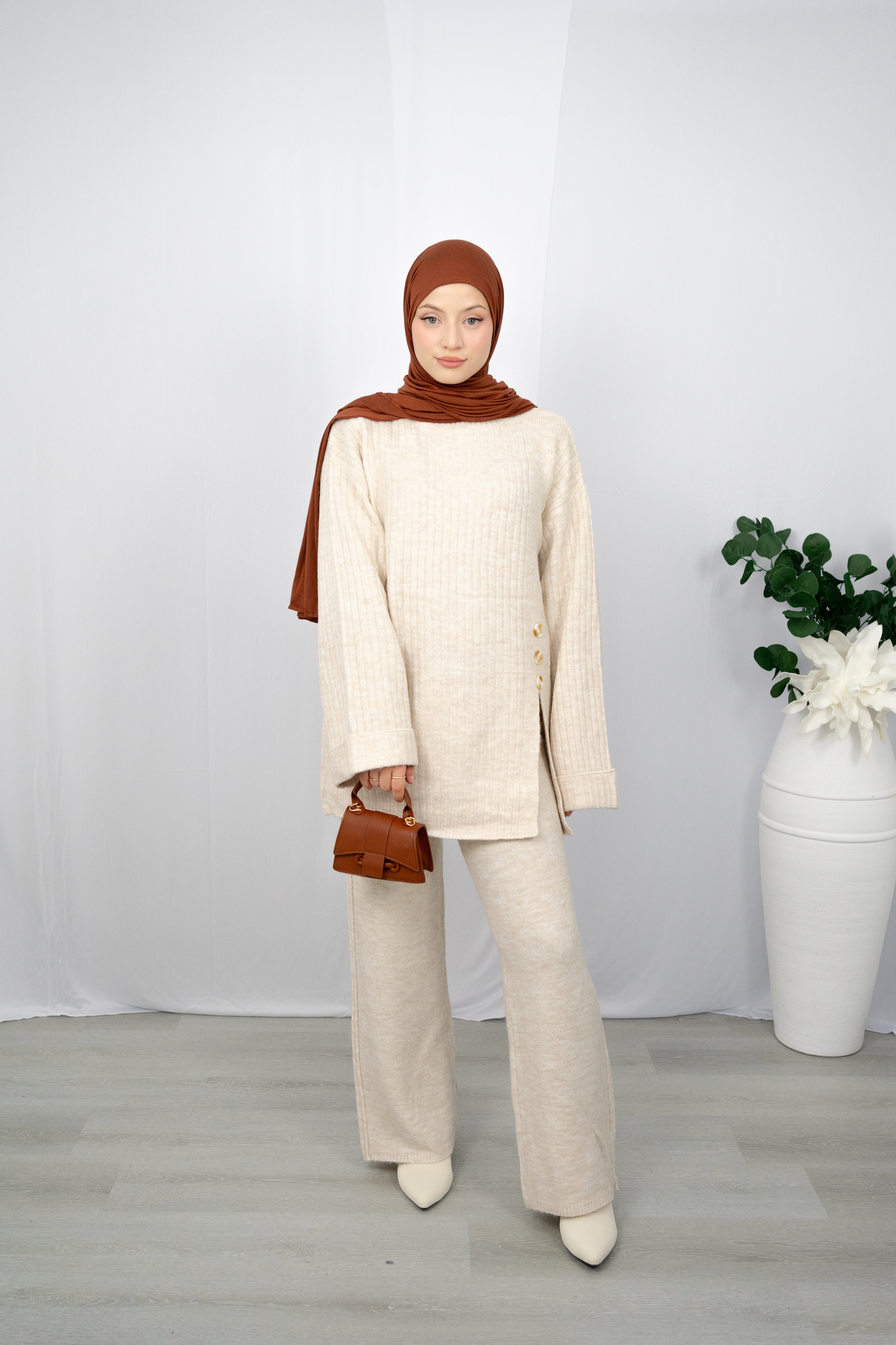 KEIRA ZWEITEILER MIT SCHLITZ- UND KNOPFDETAIL IN BEIGE