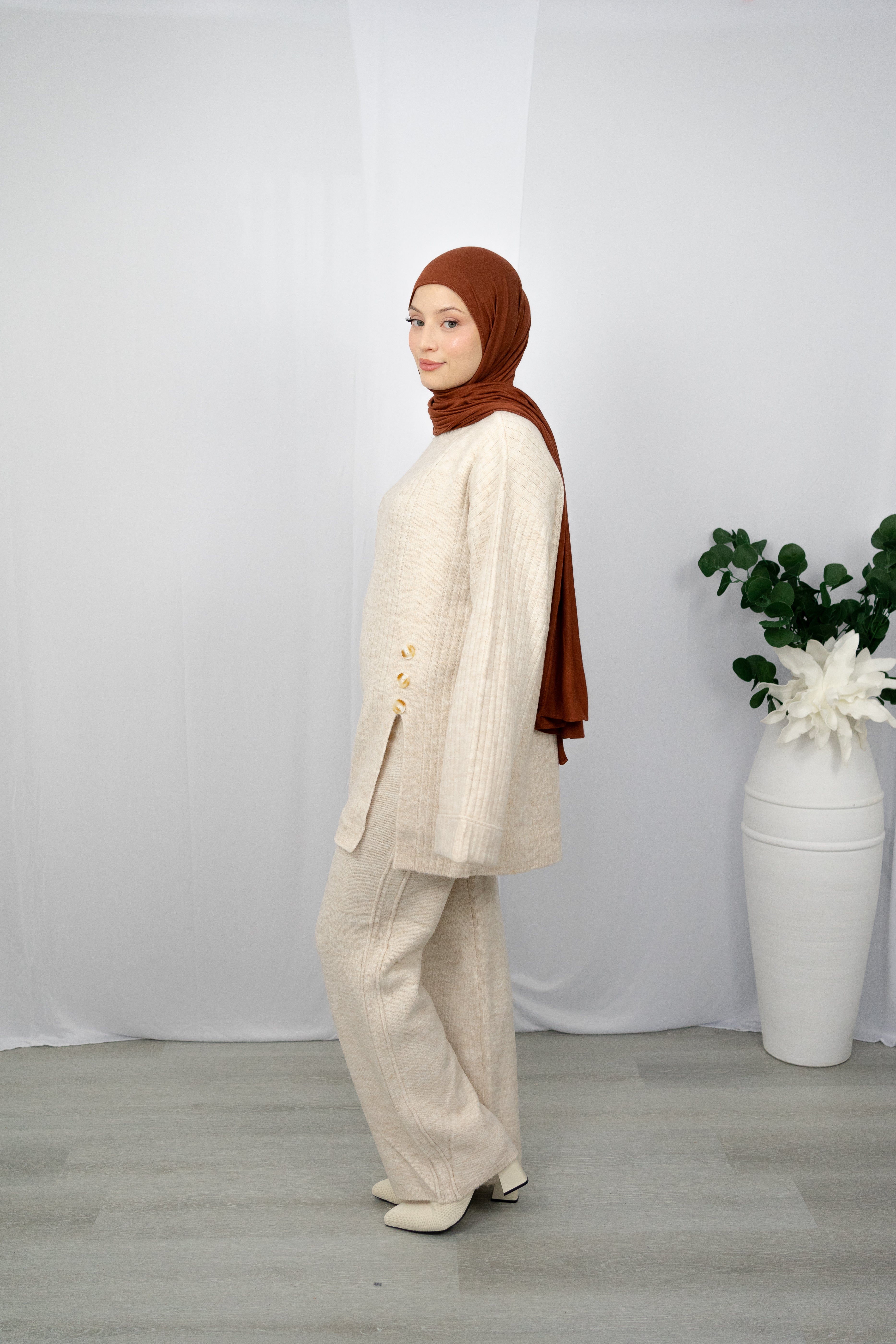 KEIRA ZWEITEILER MIT SCHLITZ- UND KNOPFDETAIL IN BEIGE