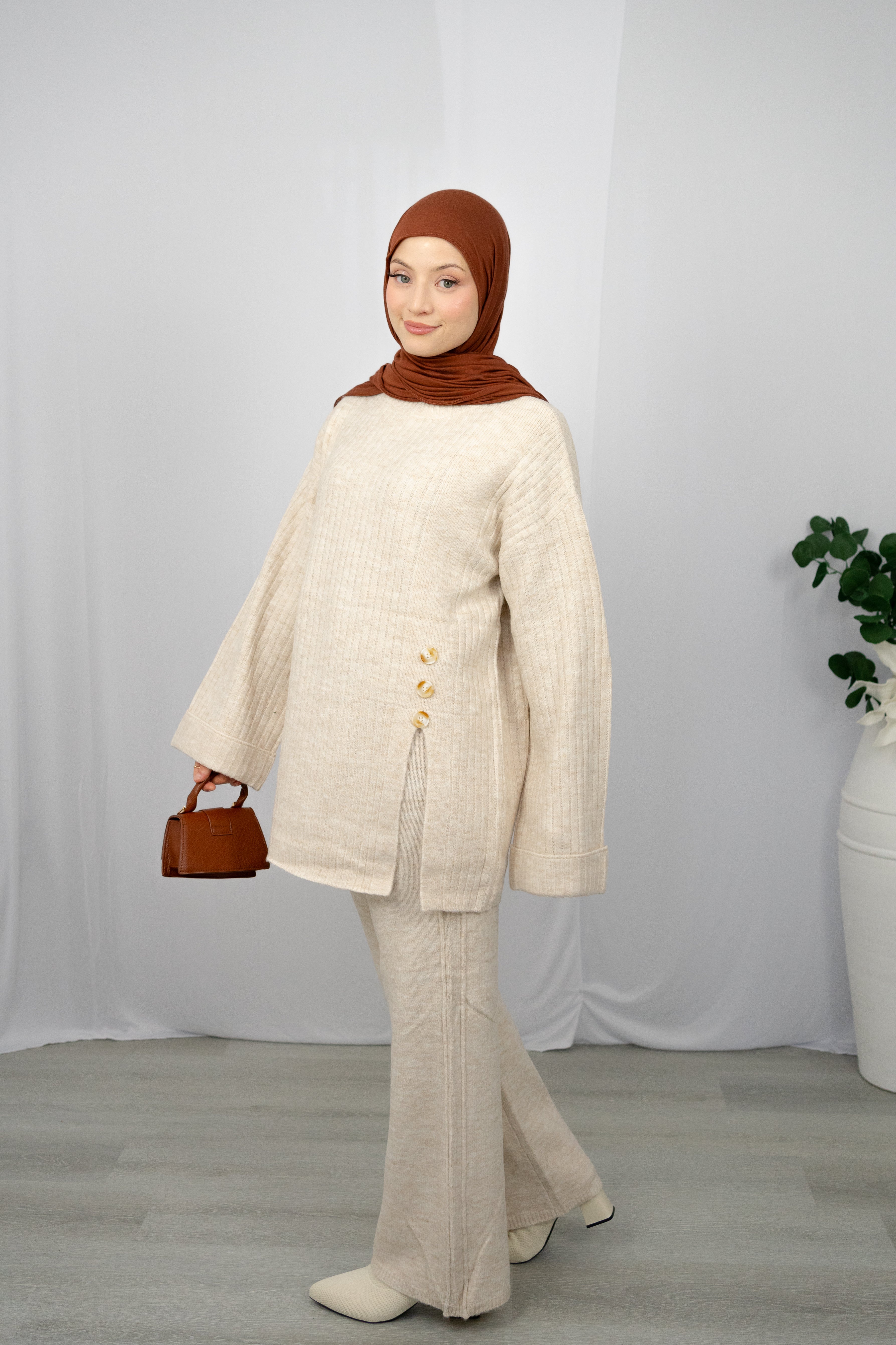 KEIRA ZWEITEILER MIT SCHLITZ- UND KNOPFDETAIL IN BEIGE