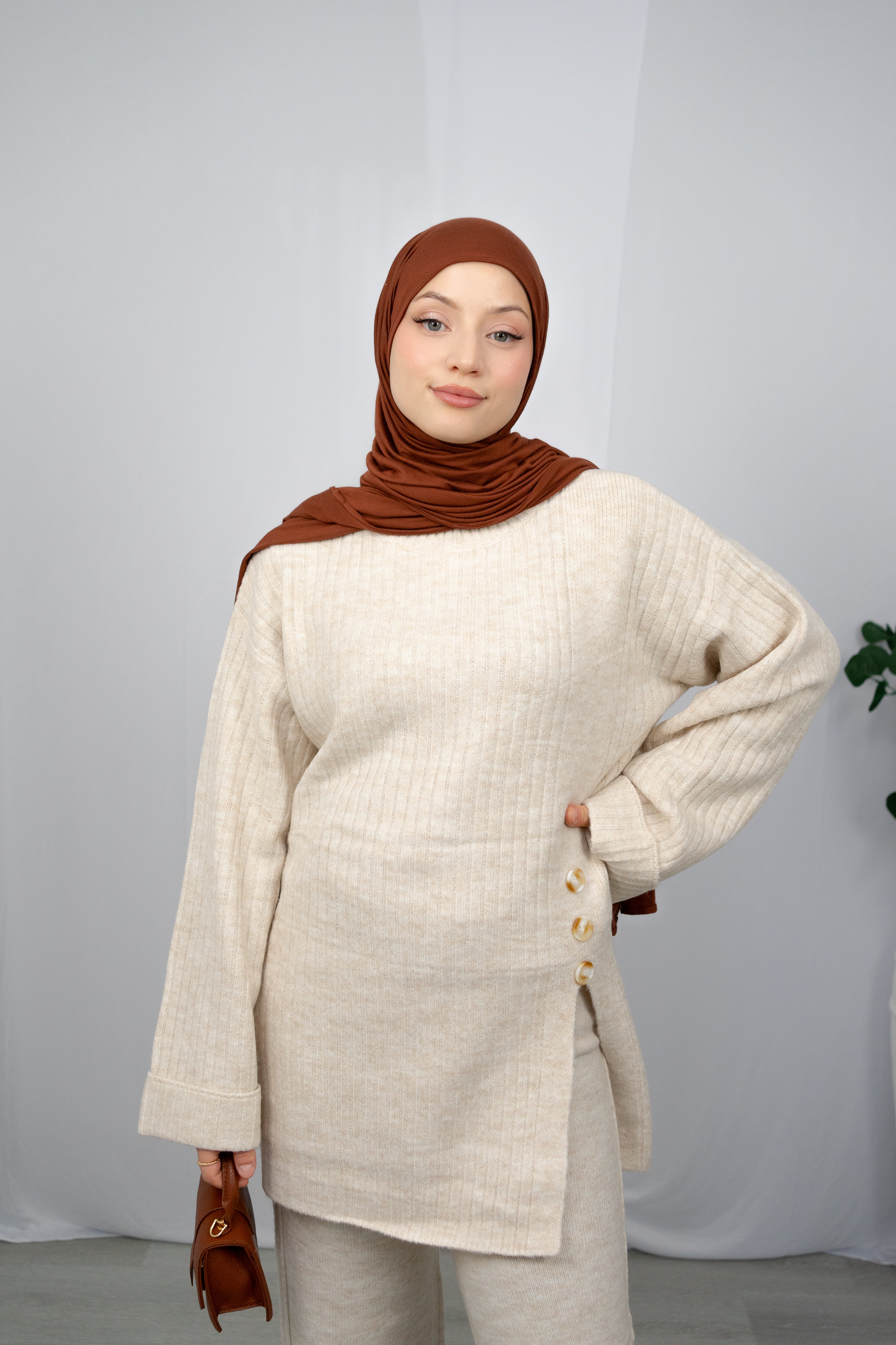 KEIRA ZWEITEILER MIT SCHLITZ- UND KNOPFDETAIL IN BEIGE