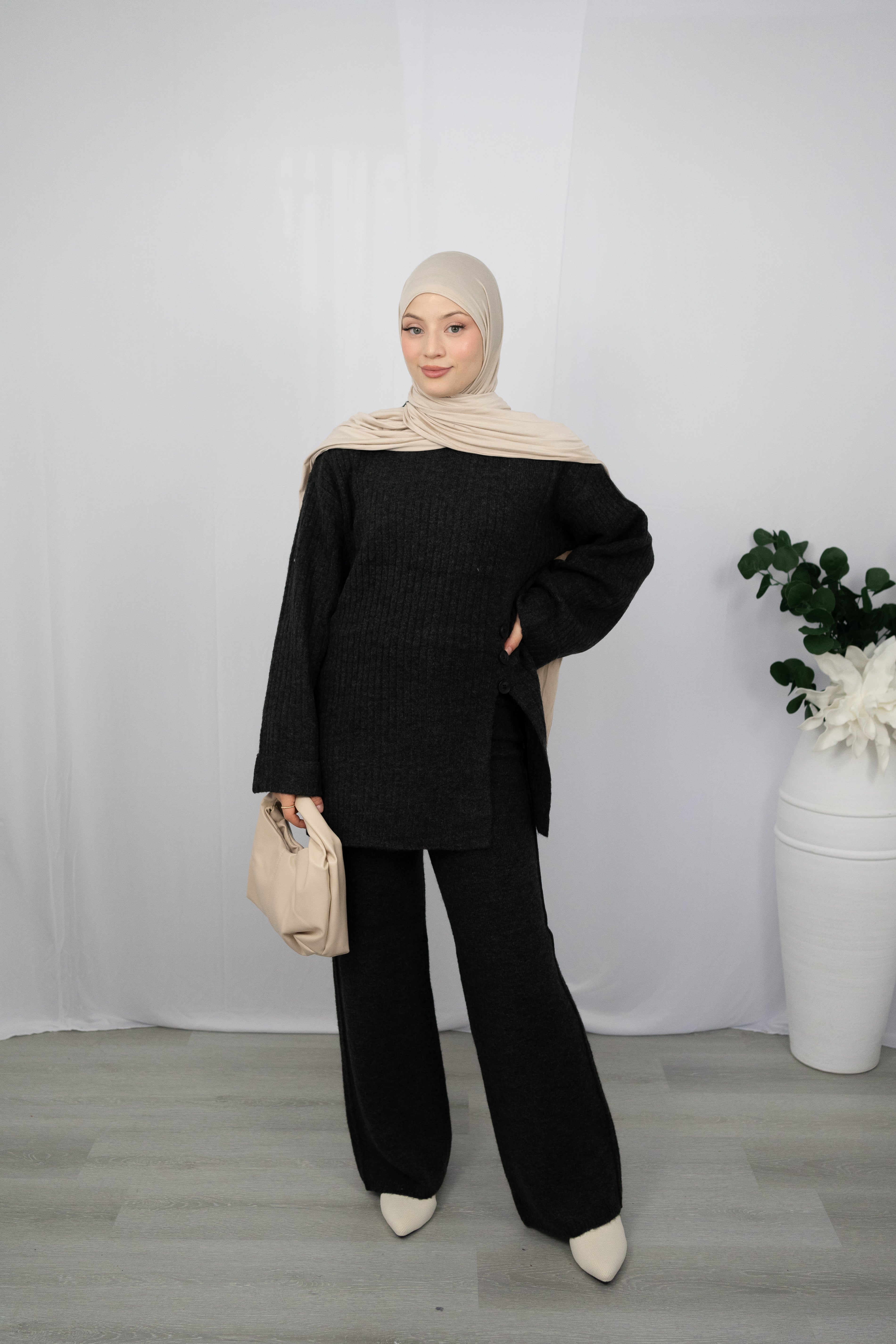 KEIRA ZWEITEILER MIT SCHLITZ- UND KNOPFDETAIL IN DUNKELGRAU