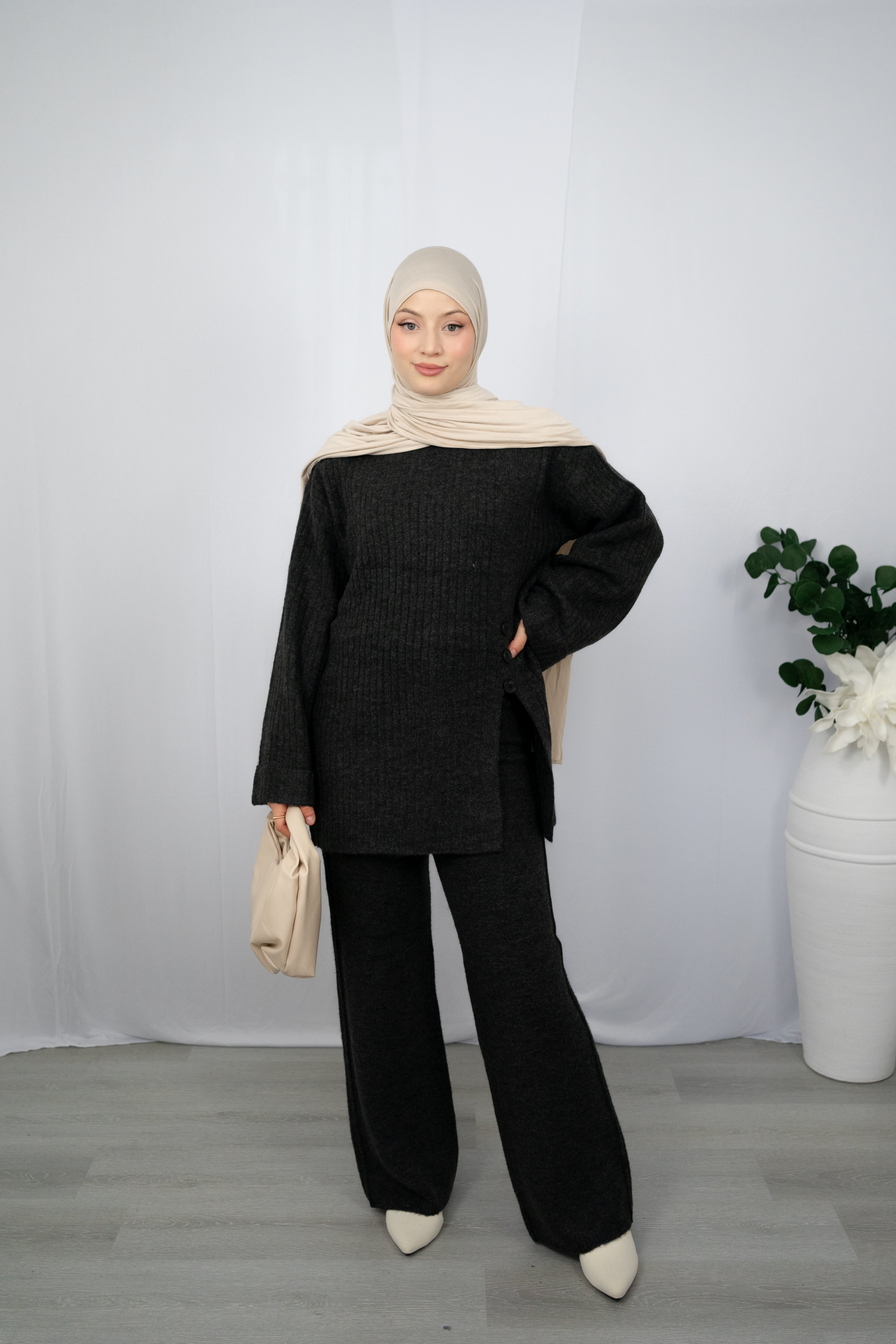 KEIRA ZWEITEILER MIT SCHLITZ- UND KNOPFDETAIL IN DUNKELGRAU