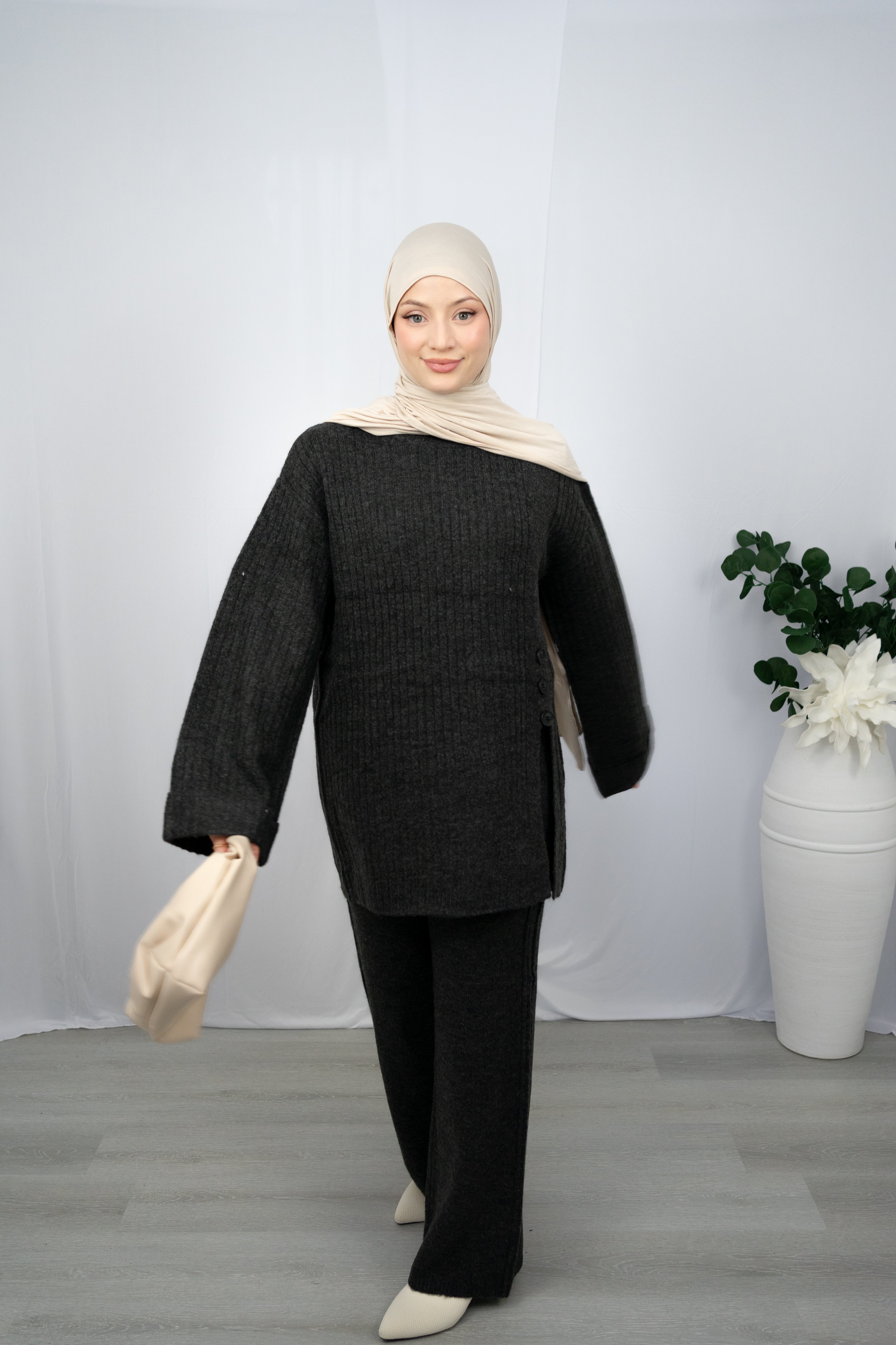 KEIRA ZWEITEILER MIT SCHLITZ- UND KNOPFDETAIL IN DUNKELGRAU