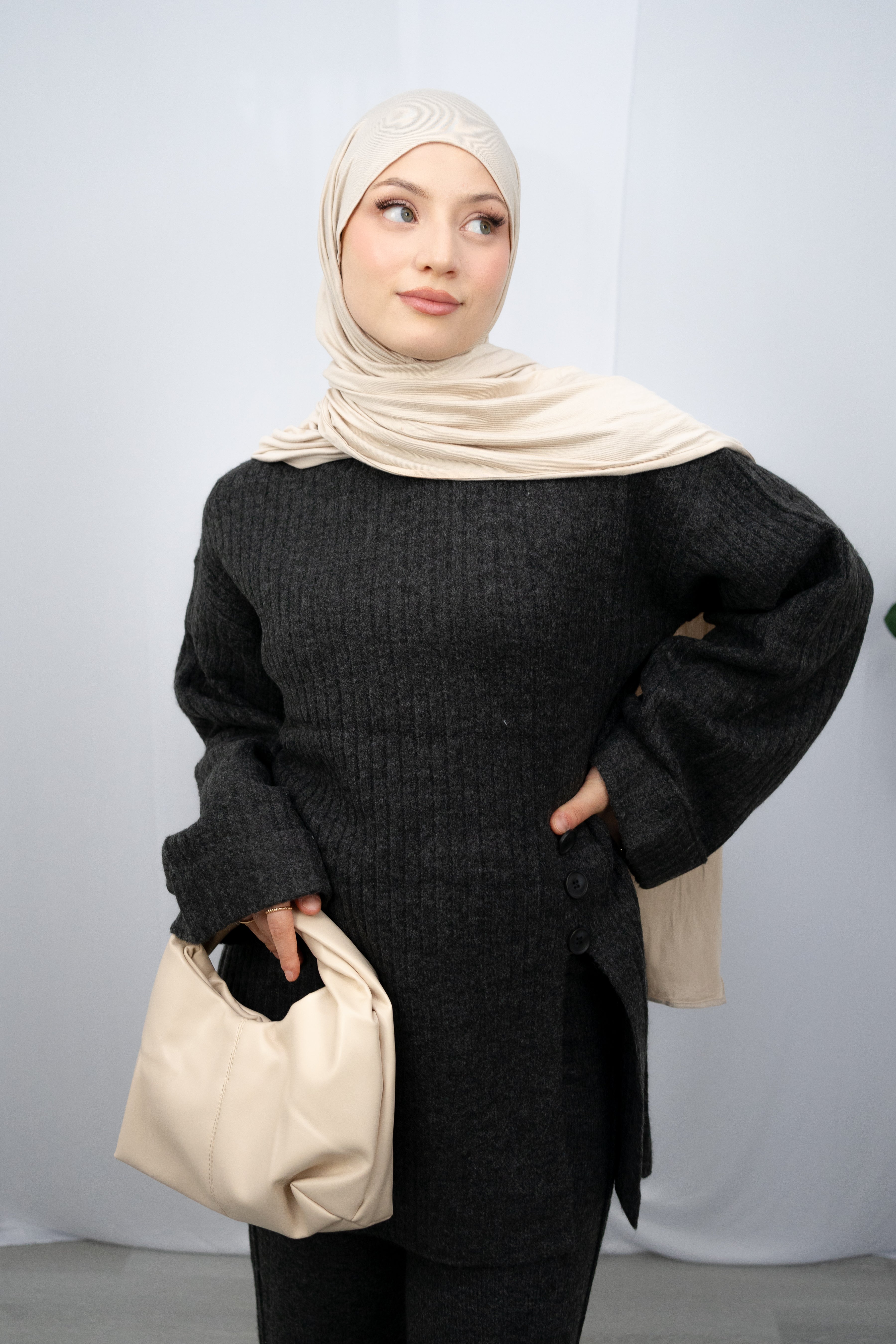 KEIRA ZWEITEILER MIT SCHLITZ- UND KNOPFDETAIL IN DUNKELGRAU