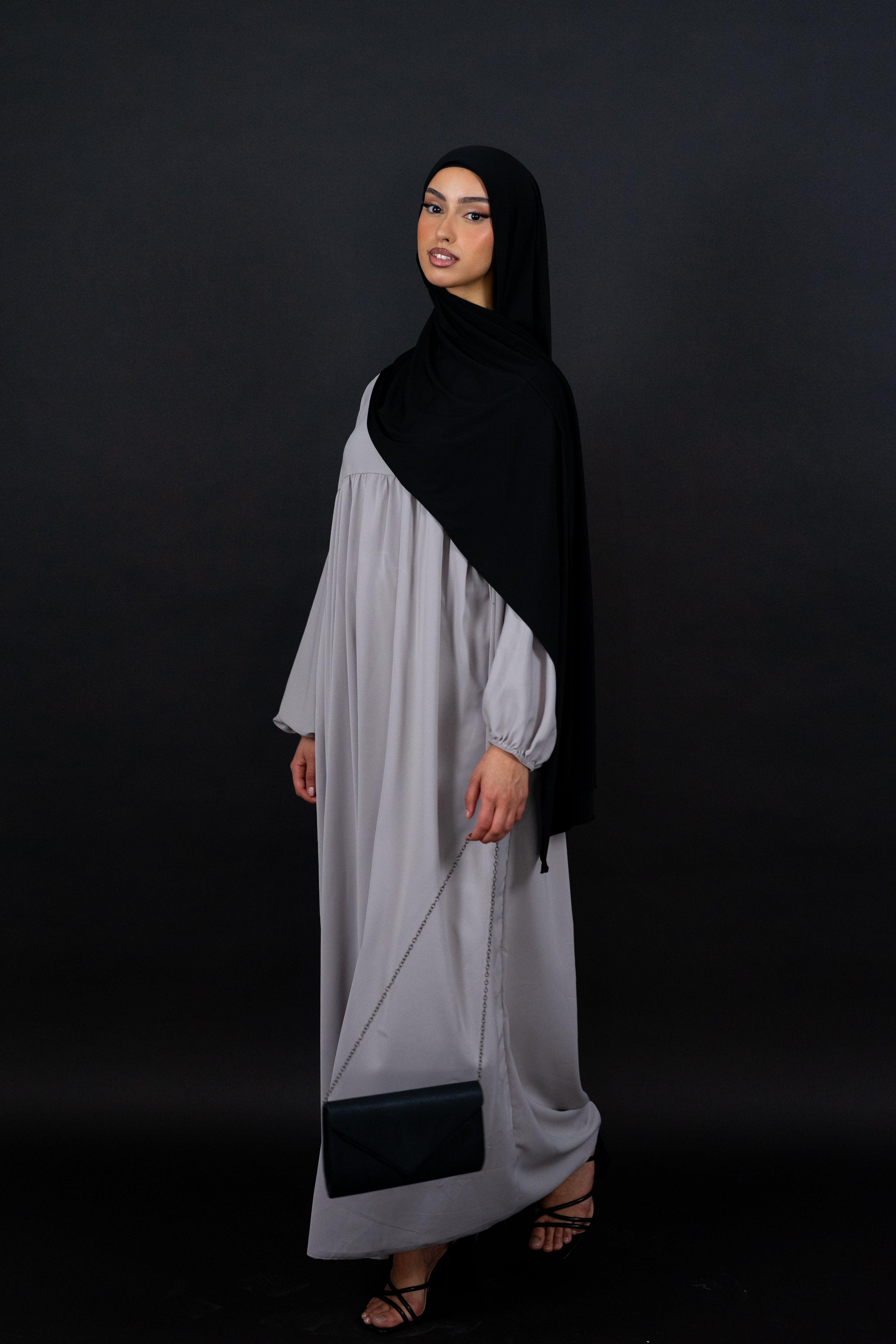 Siara Abaya aus Medina Seide in Hellgrau