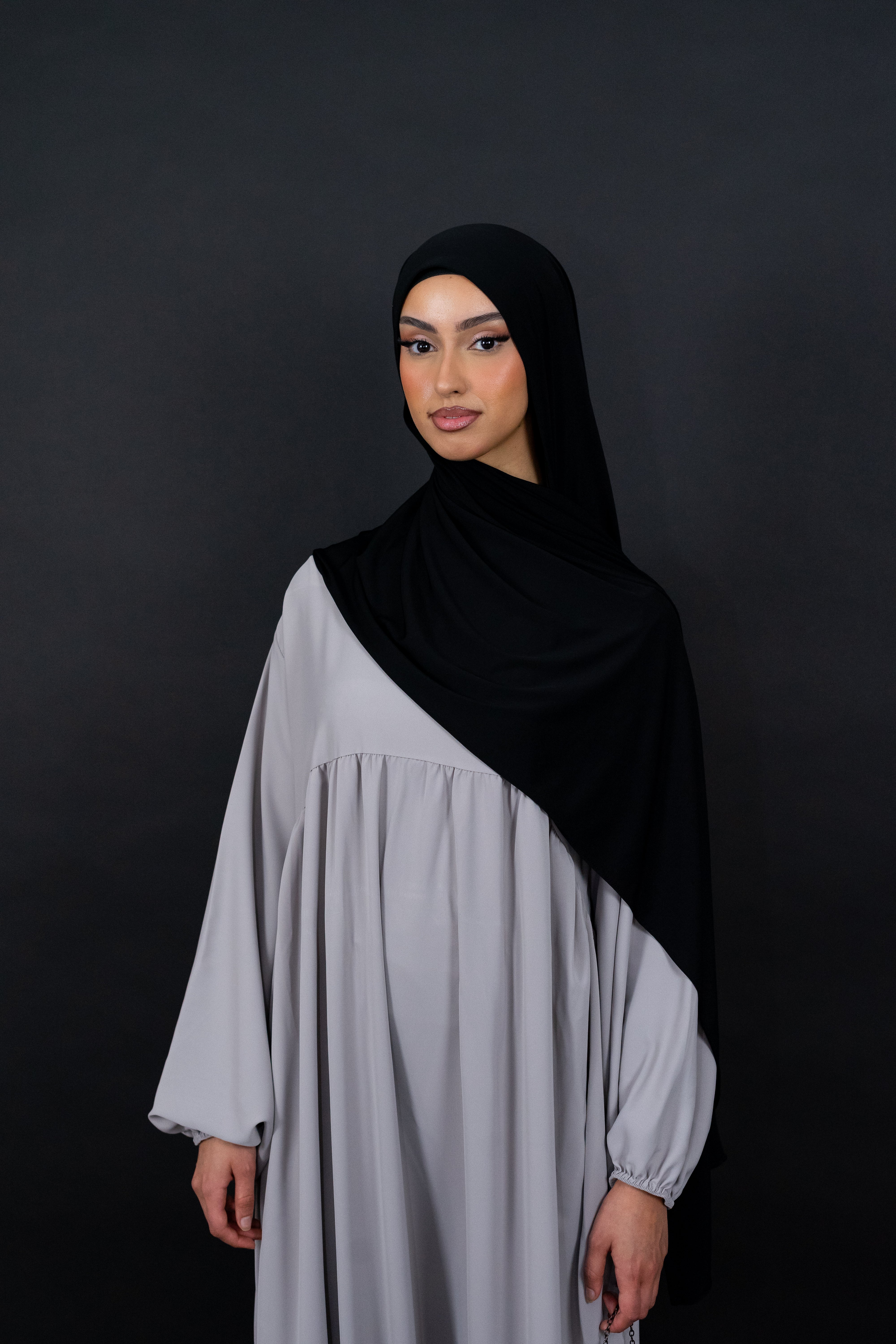 Siara Abaya aus Medina Seide in Hellgrau
