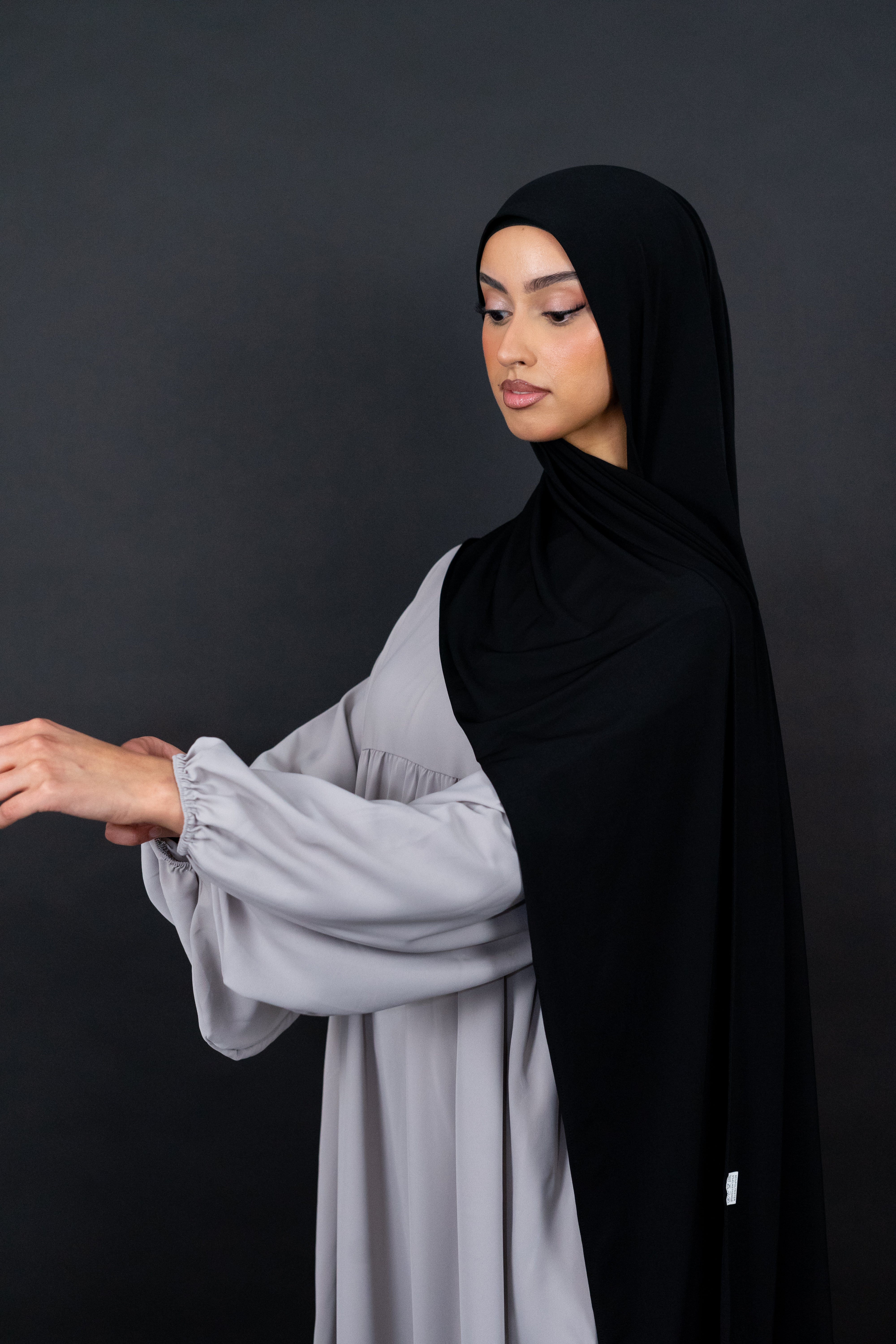 Siara Abaya aus Medina Seide in Hellgrau