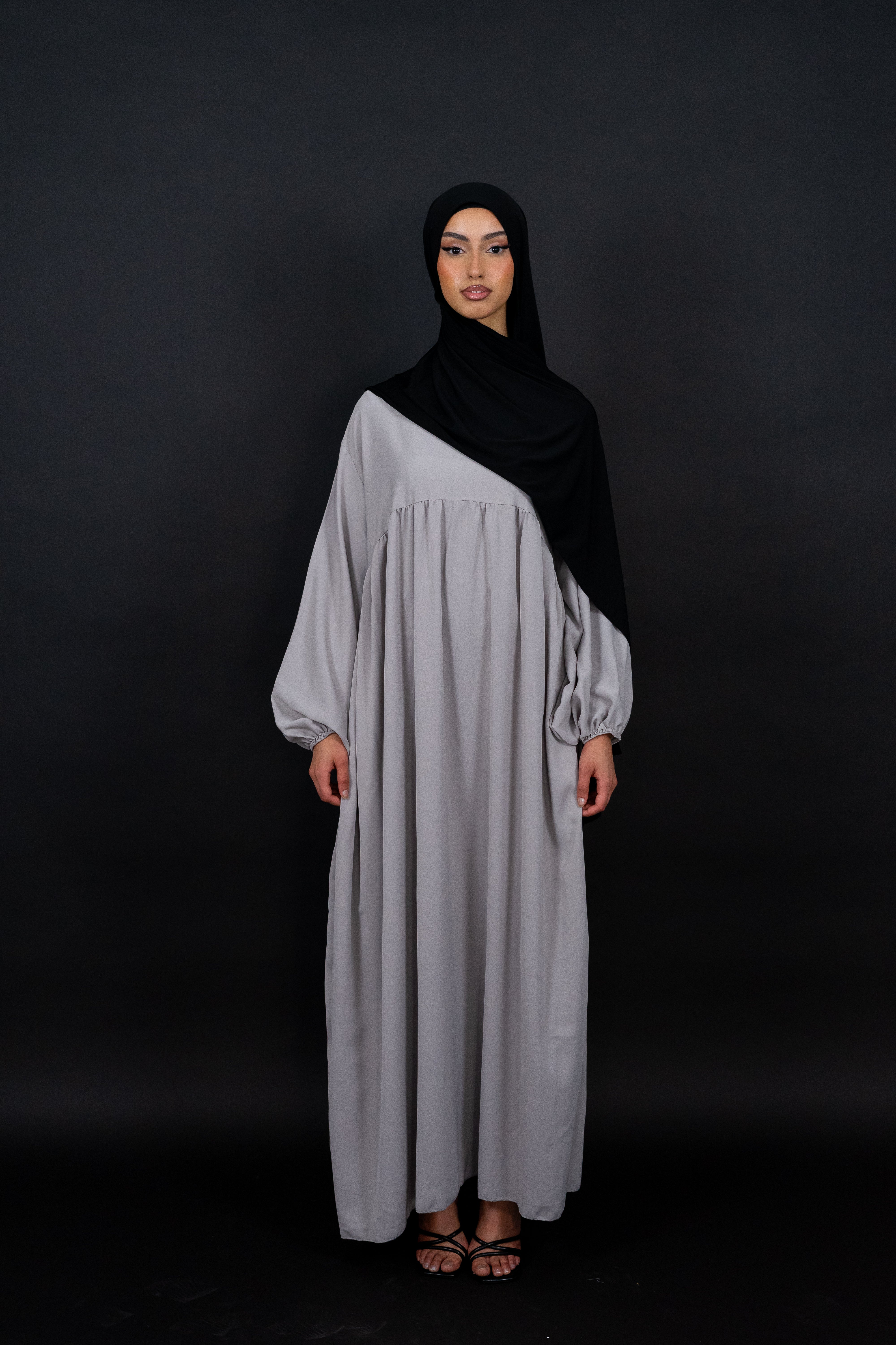 Siara Abaya aus Medina Seide in Hellgrau
