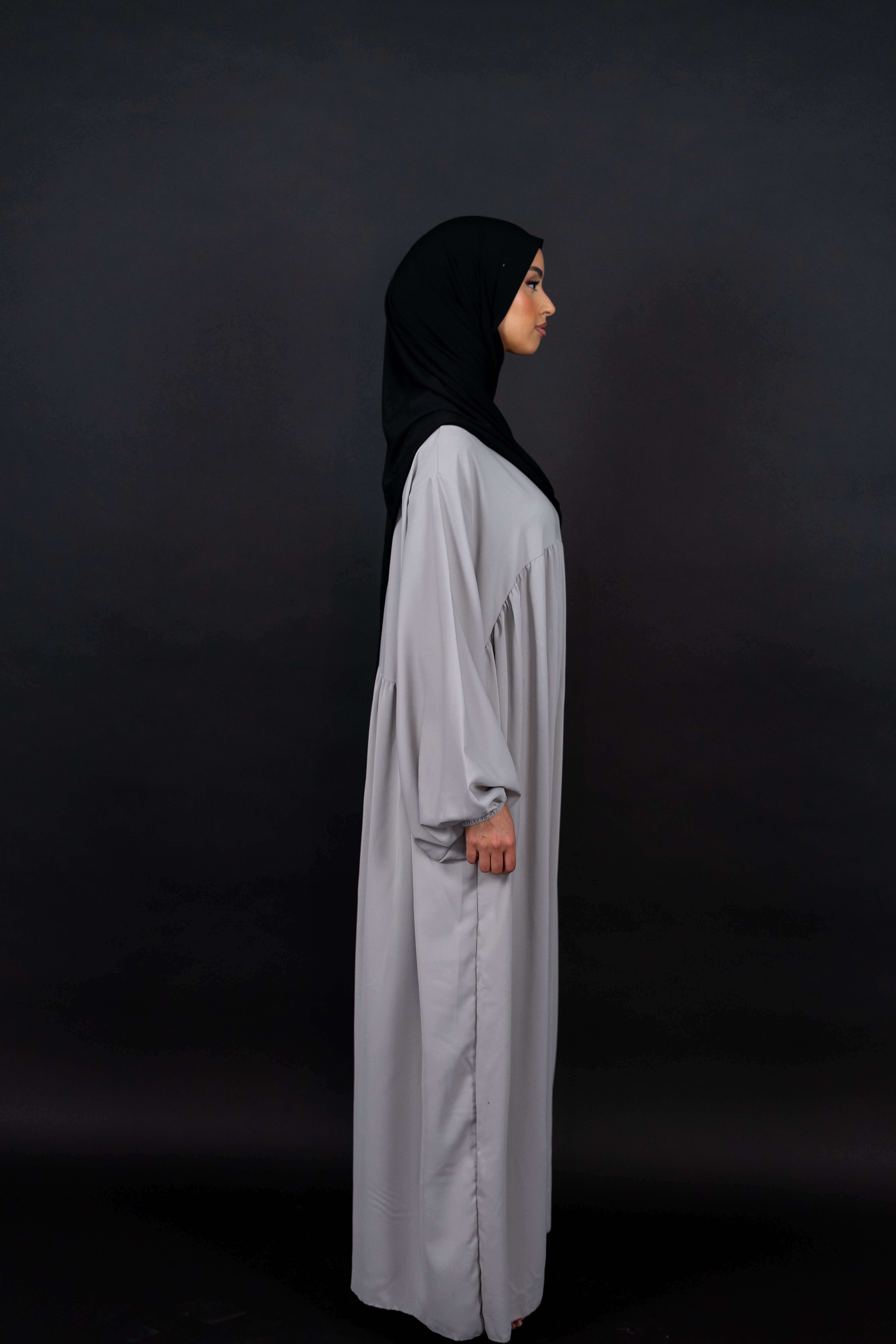 Siara Abaya aus Medina Seide in Hellgrau