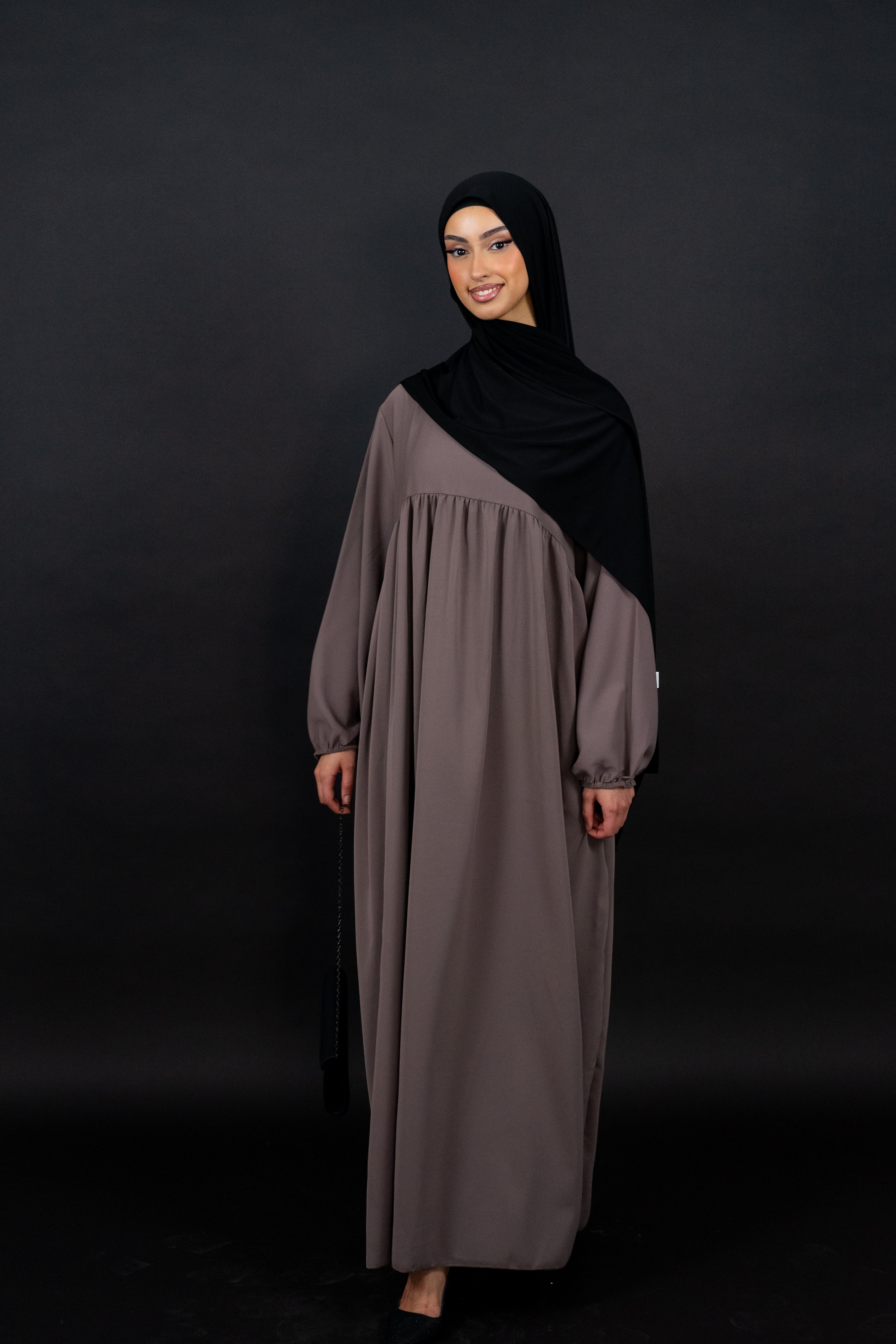 Siara Abaya aus Medina Seide in Taupe