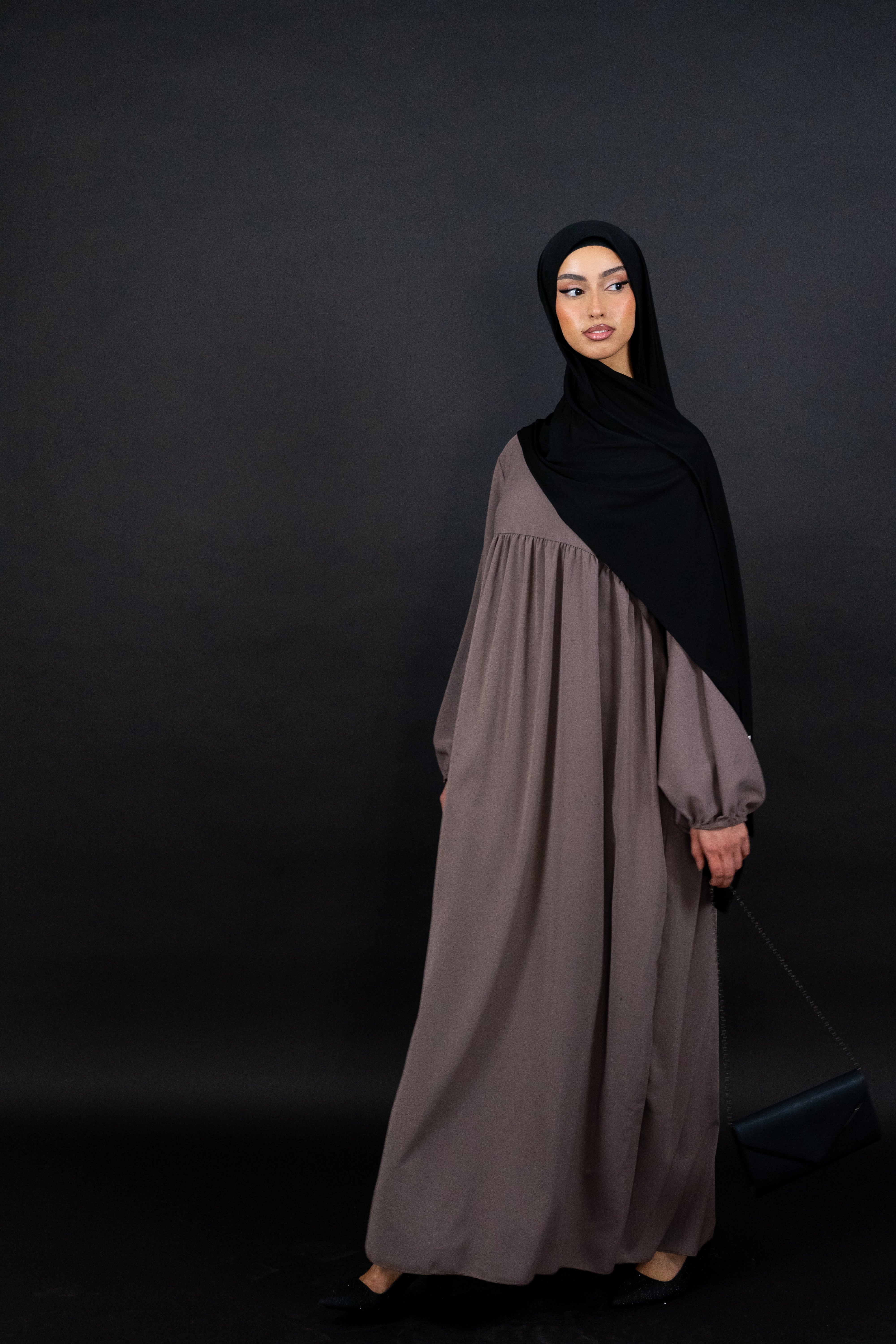 Siara Abaya aus Medina Seide in Taupe