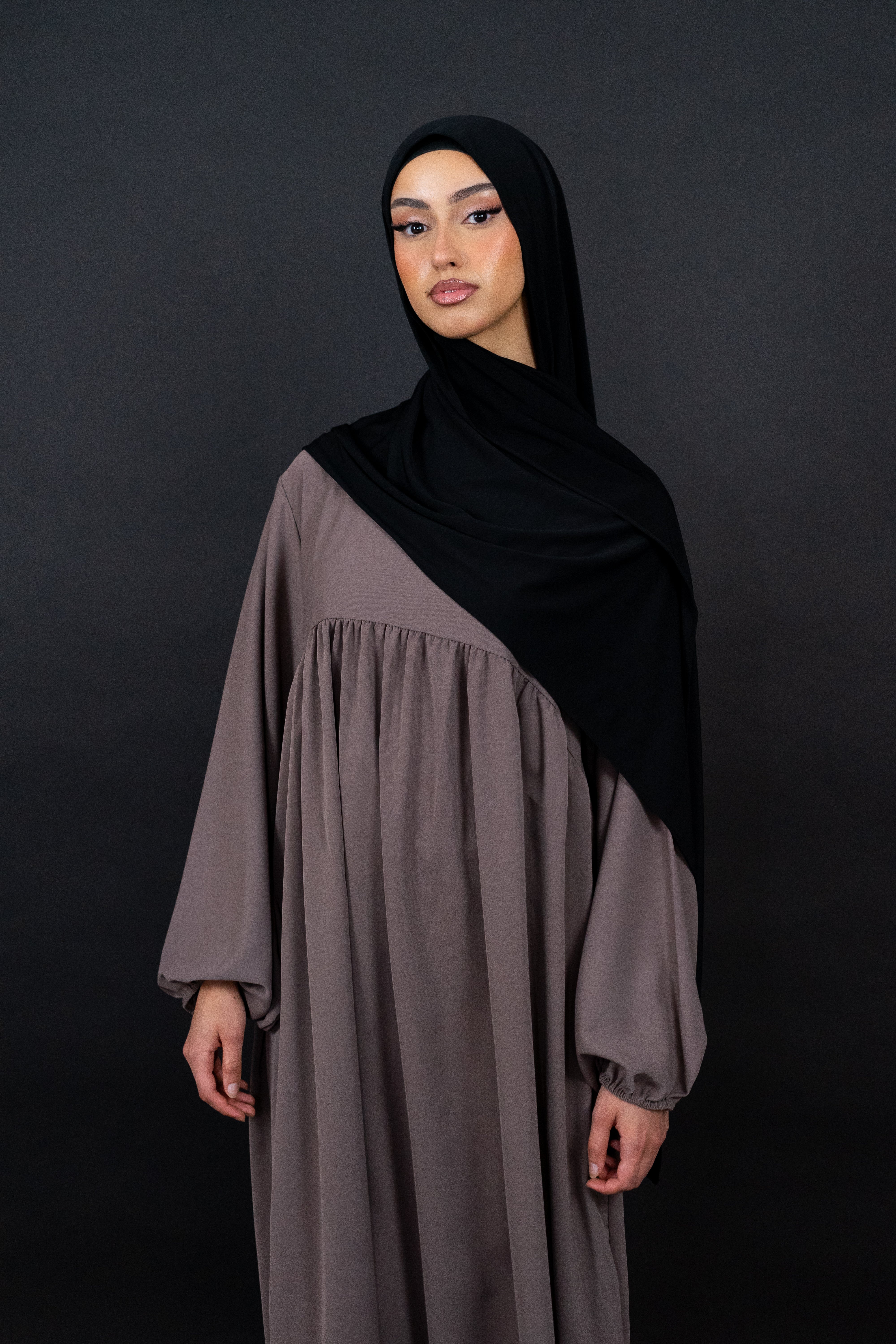Siara Abaya aus Medina Seide in Taupe