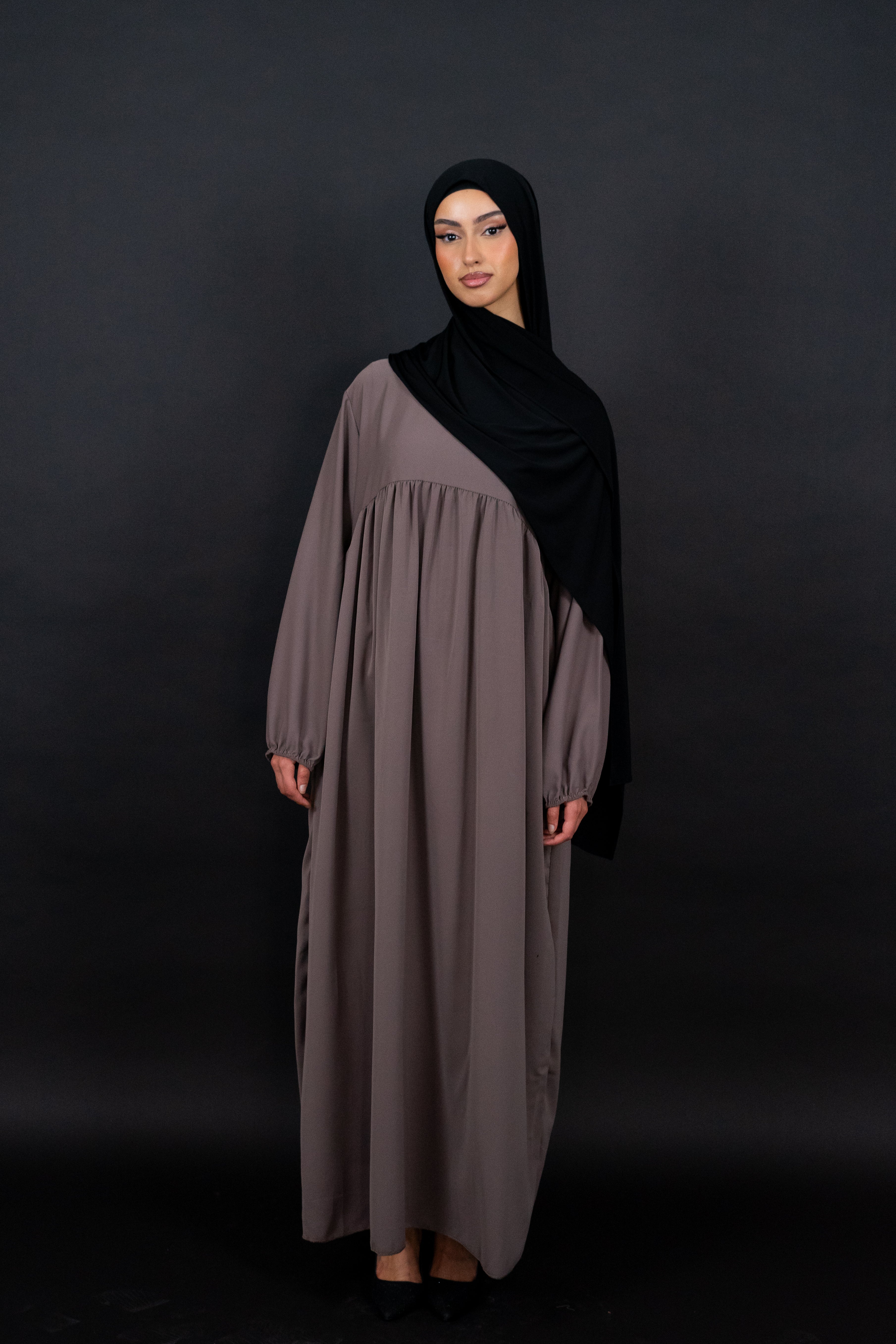 Siara Abaya aus Medina Seide in Taupe