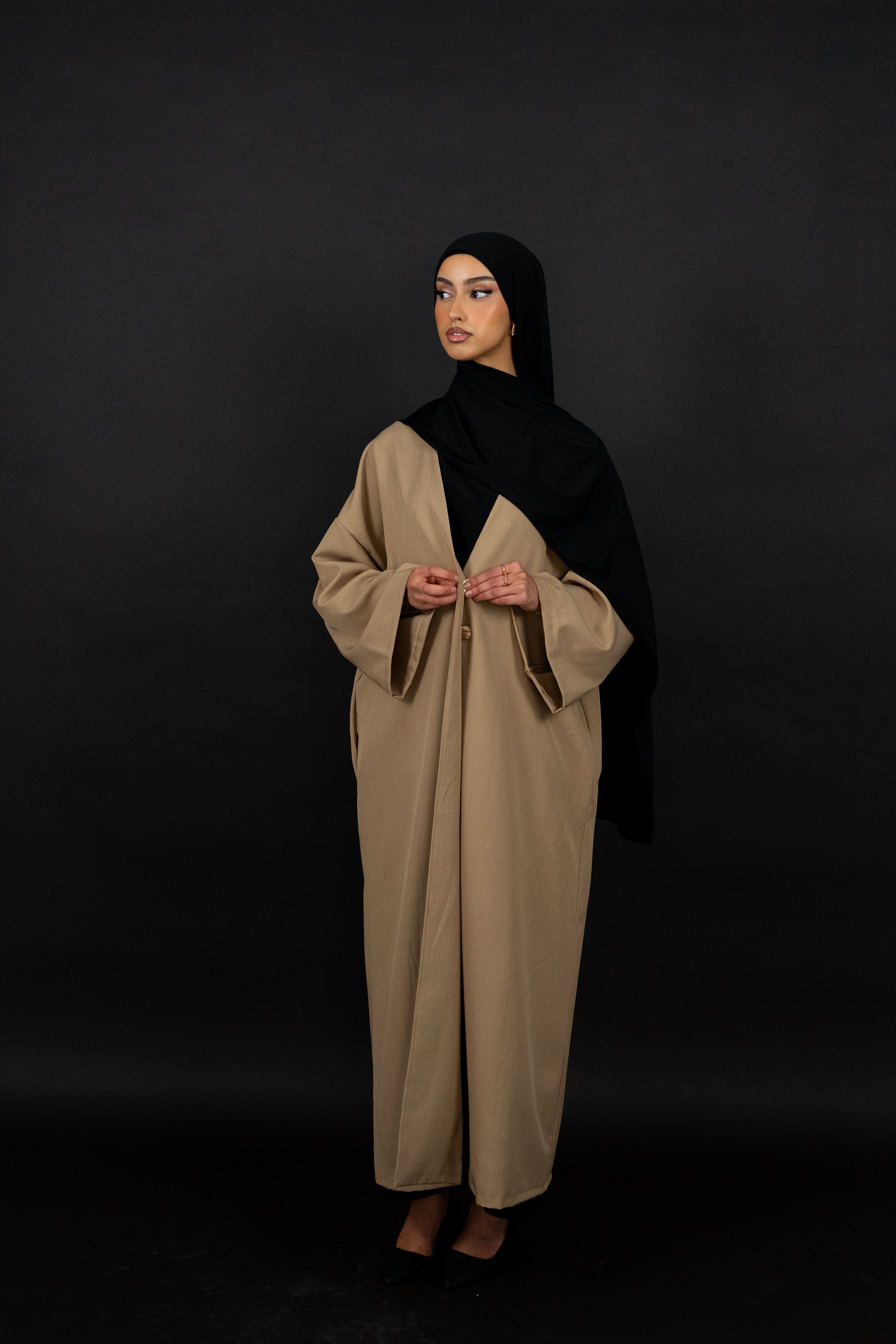 Eleganter Kimono mit Goldenen Knopf-Highlights