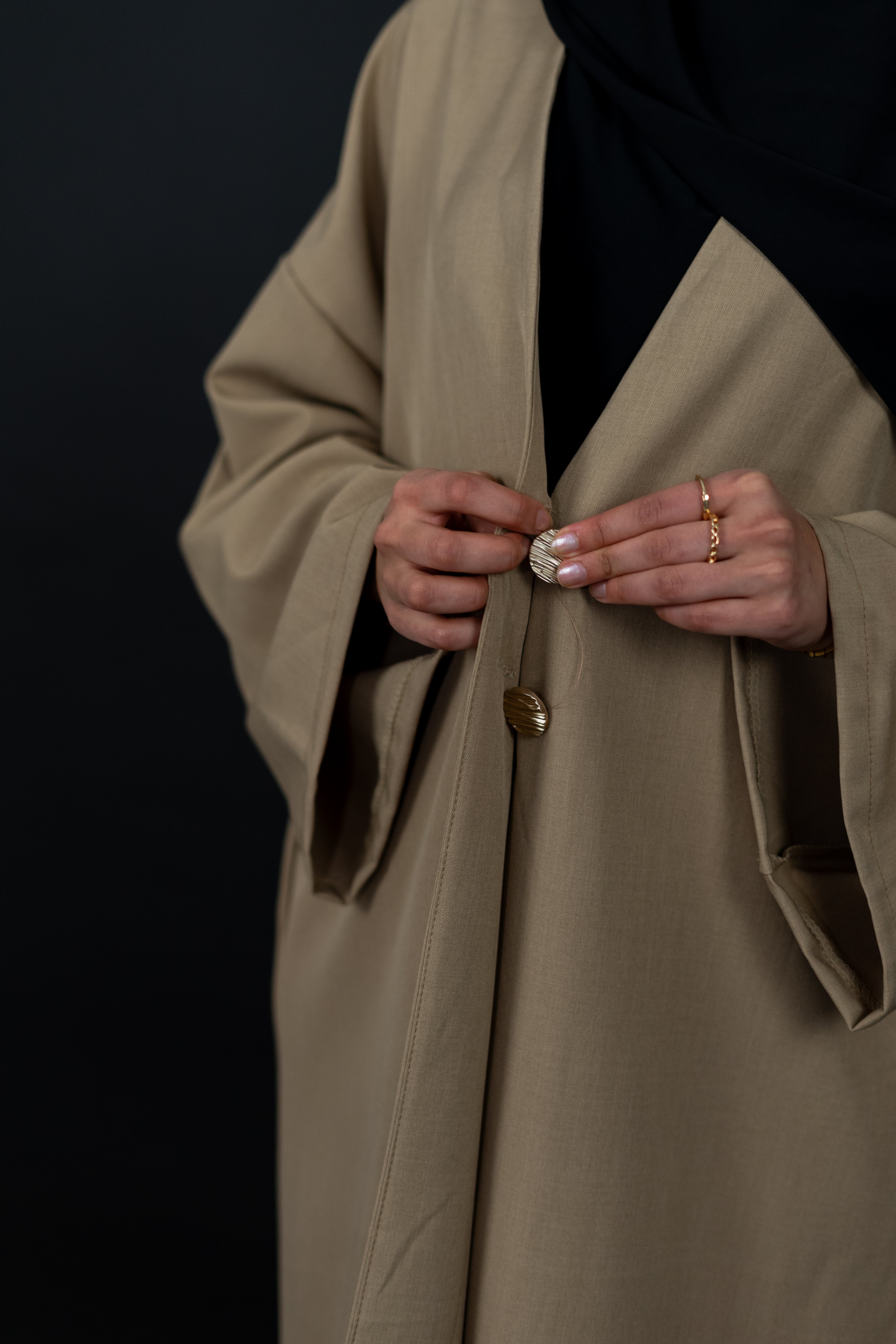 Eleganter Kimono mit Goldenen Knopf-Highlights