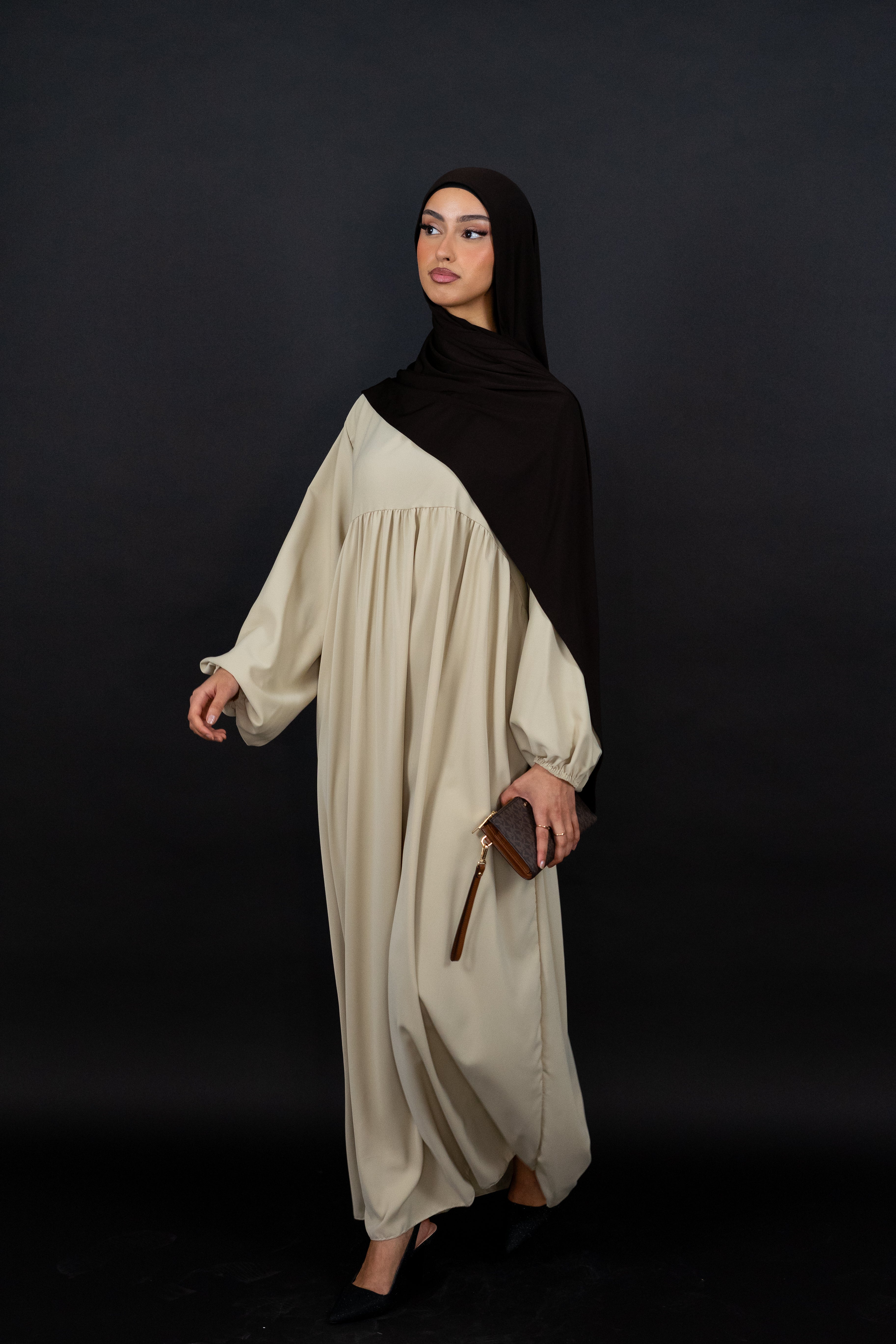 Siara Abaya aus Medina Seide in Beige