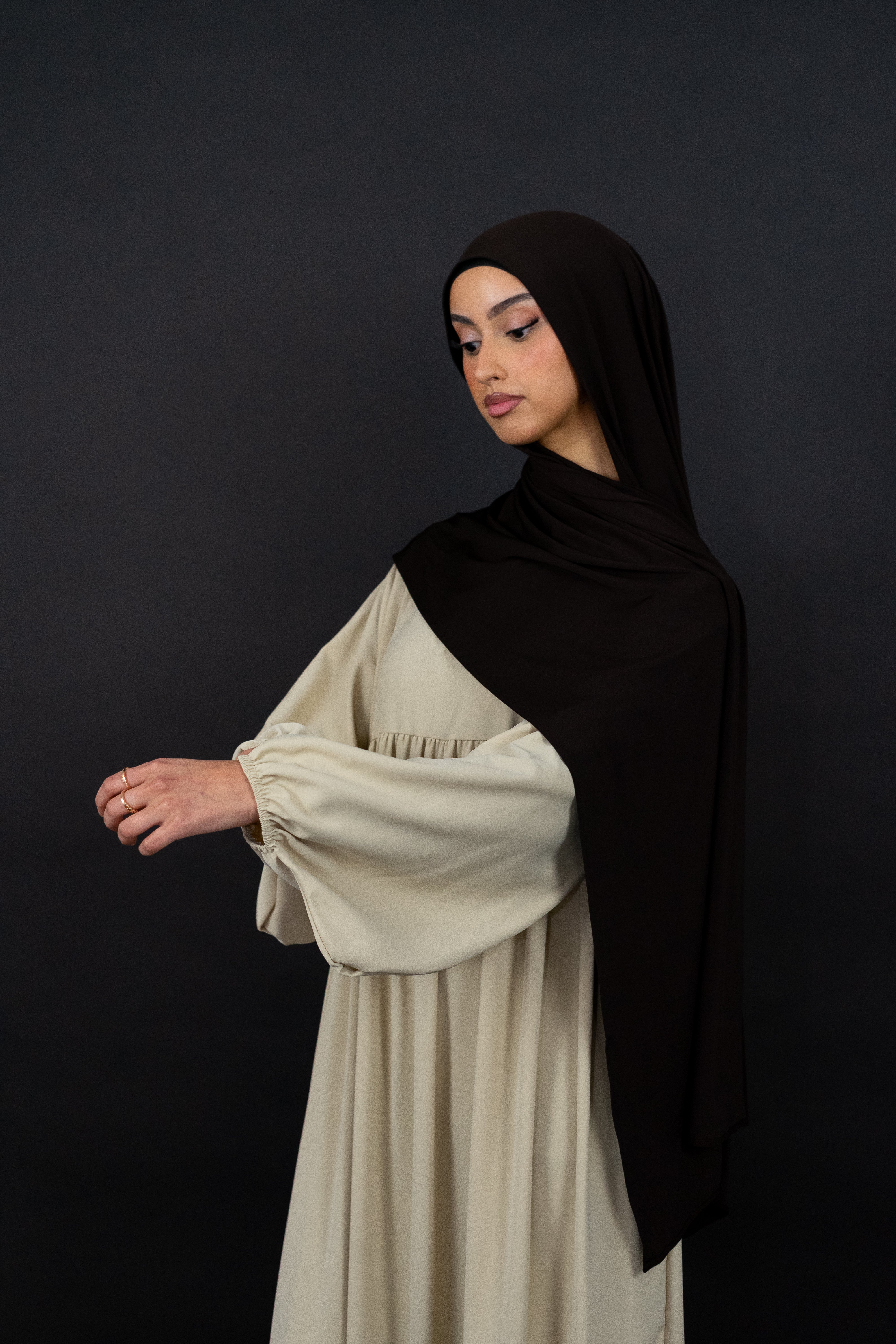 Siara Abaya aus Medina Seide in Beige