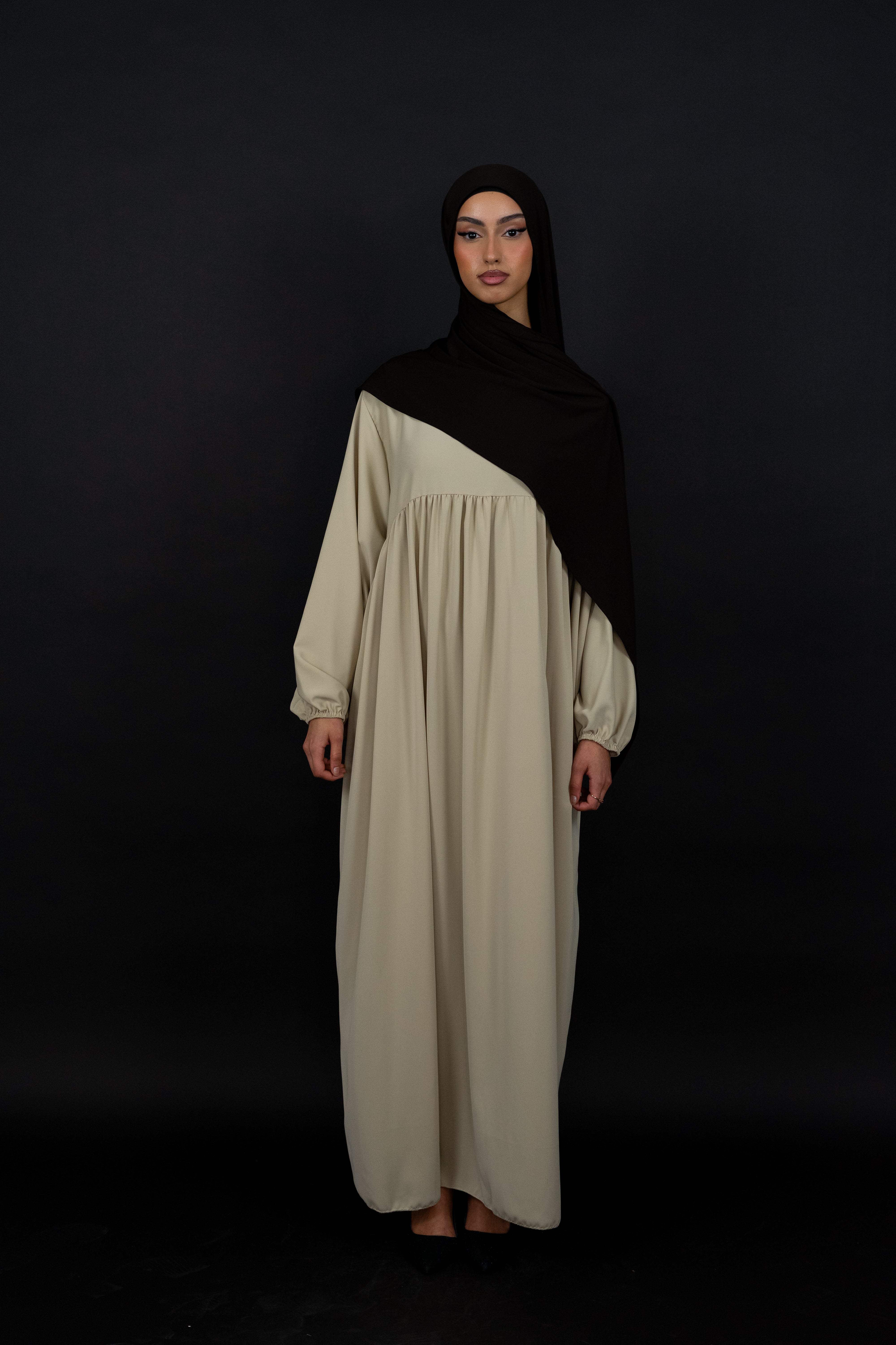 Siara Abaya aus Medina Seide in Beige