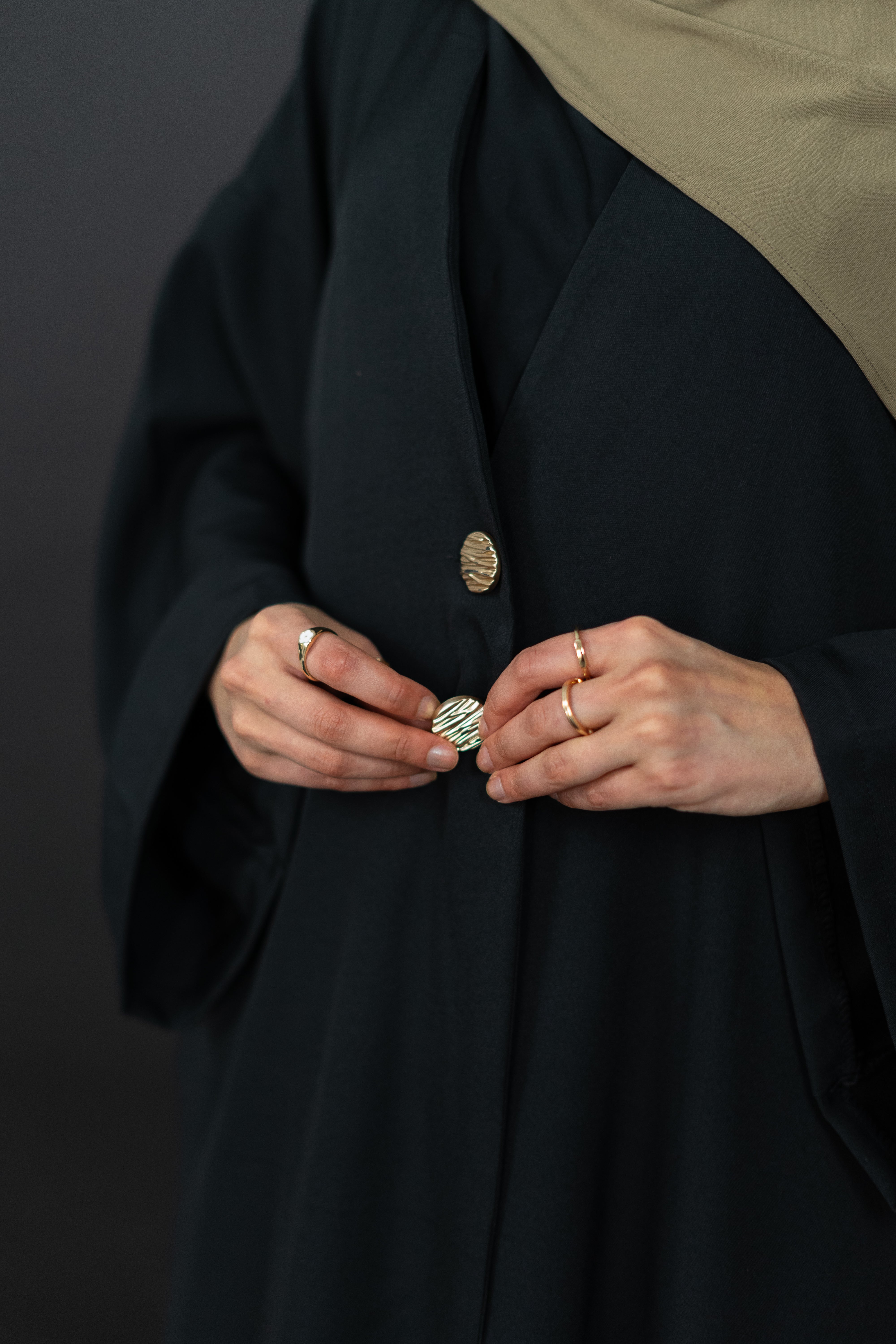 Eleganter Kimono mit Goldenen Knopf-Highlights