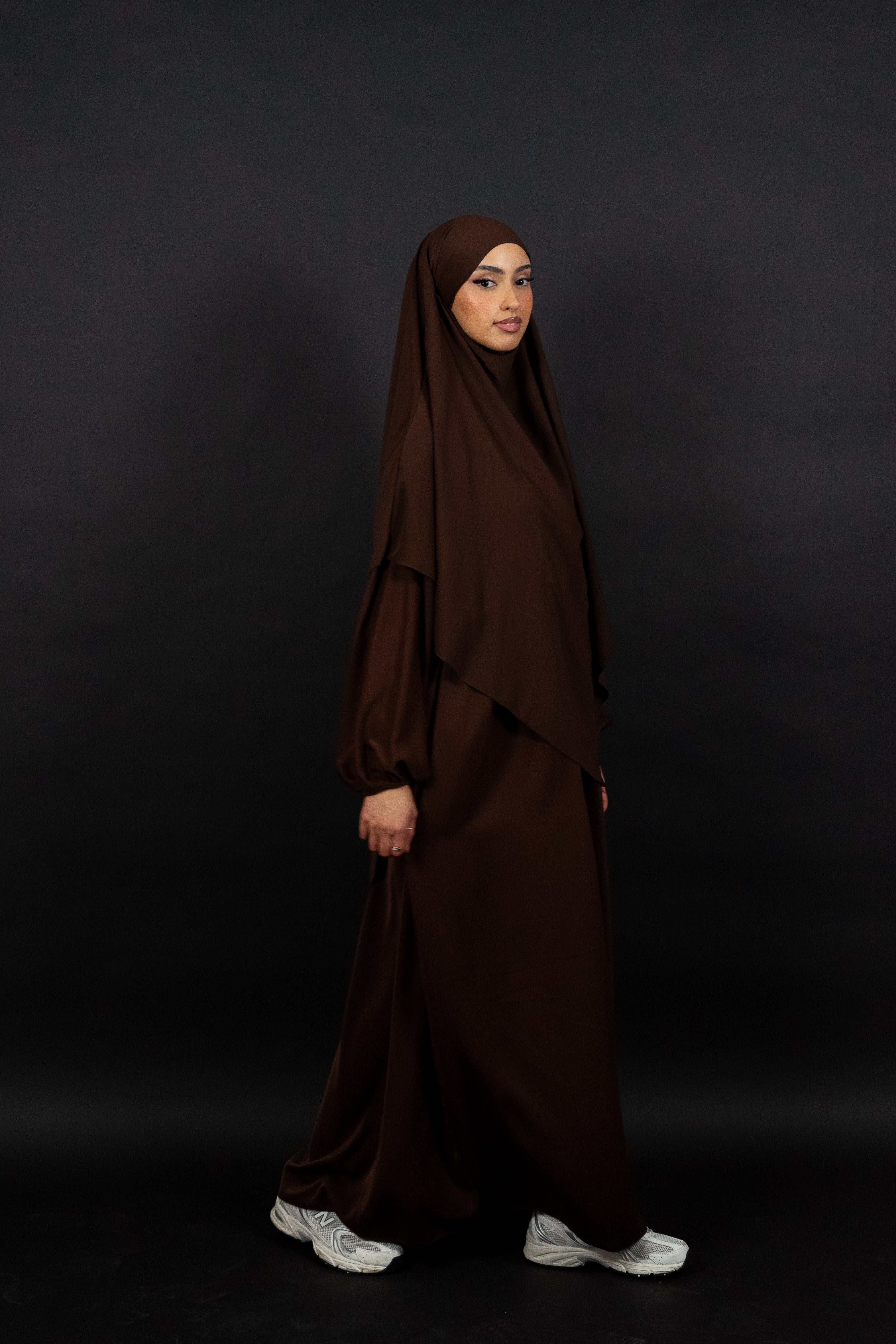 Hochwertiges Medina Seide Abaya Set in Dunkelbraun