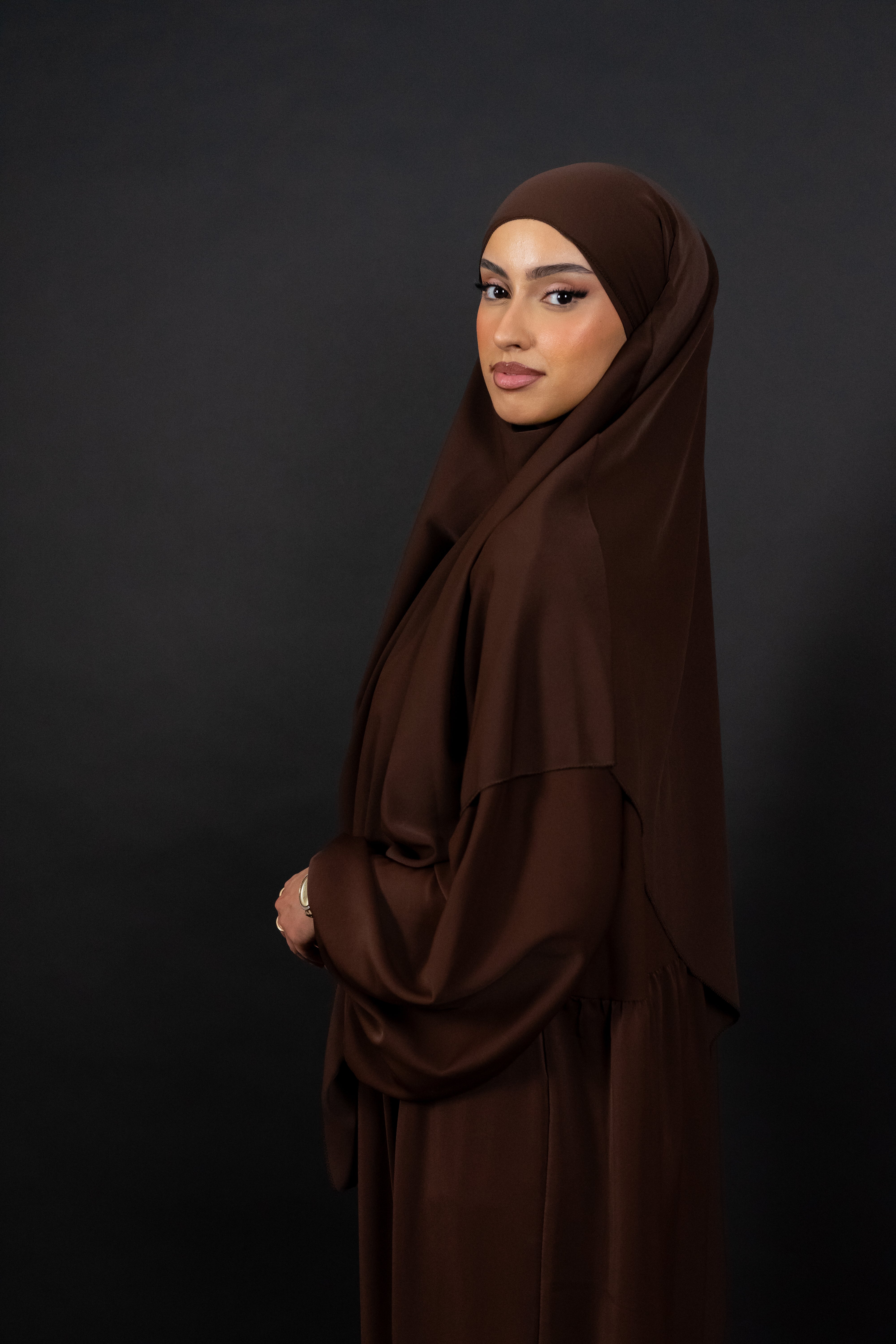 Hochwertiges Medina Seide Abaya Set in Dunkelbraun