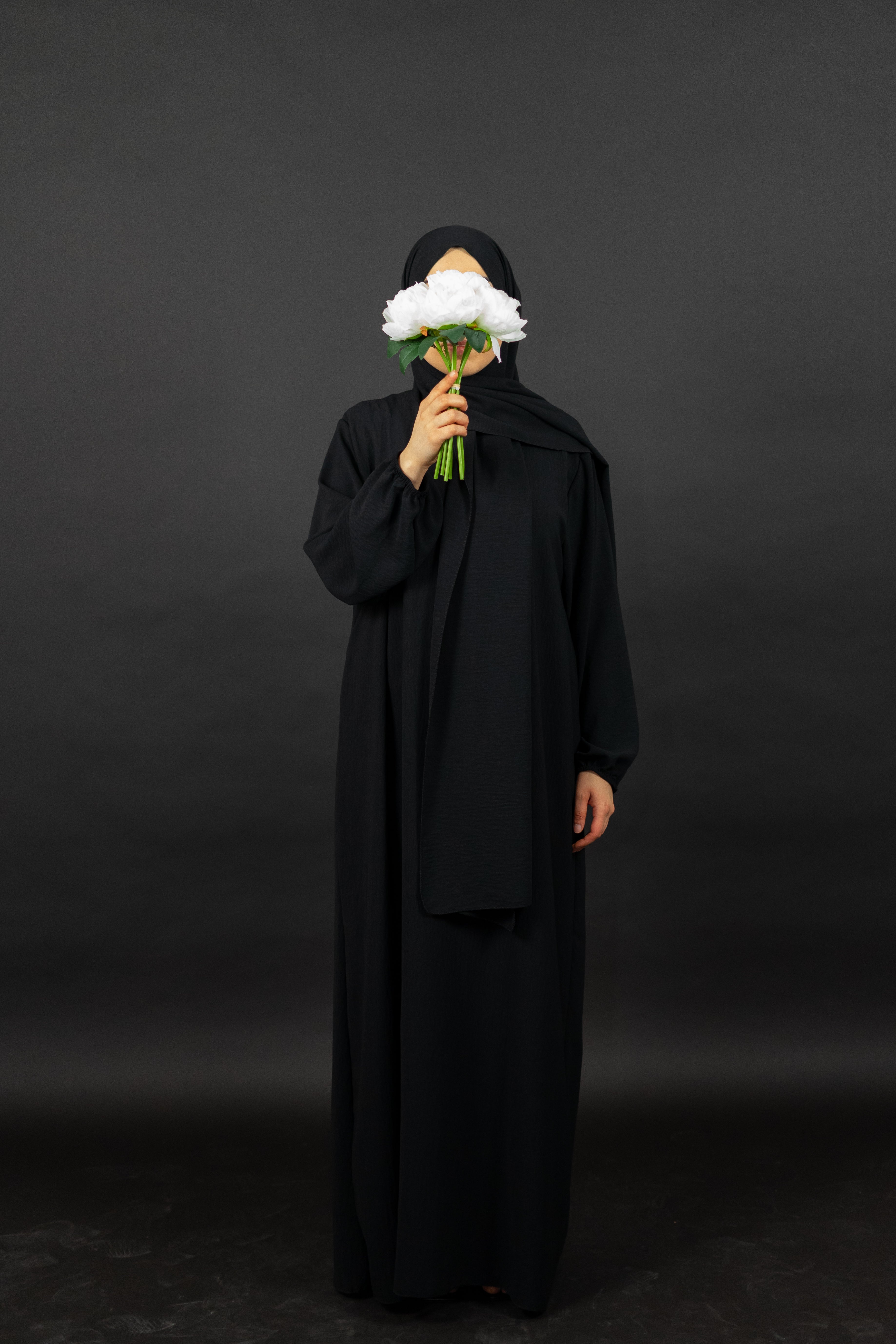 Schwarze Abaya mit integriertem Hijab