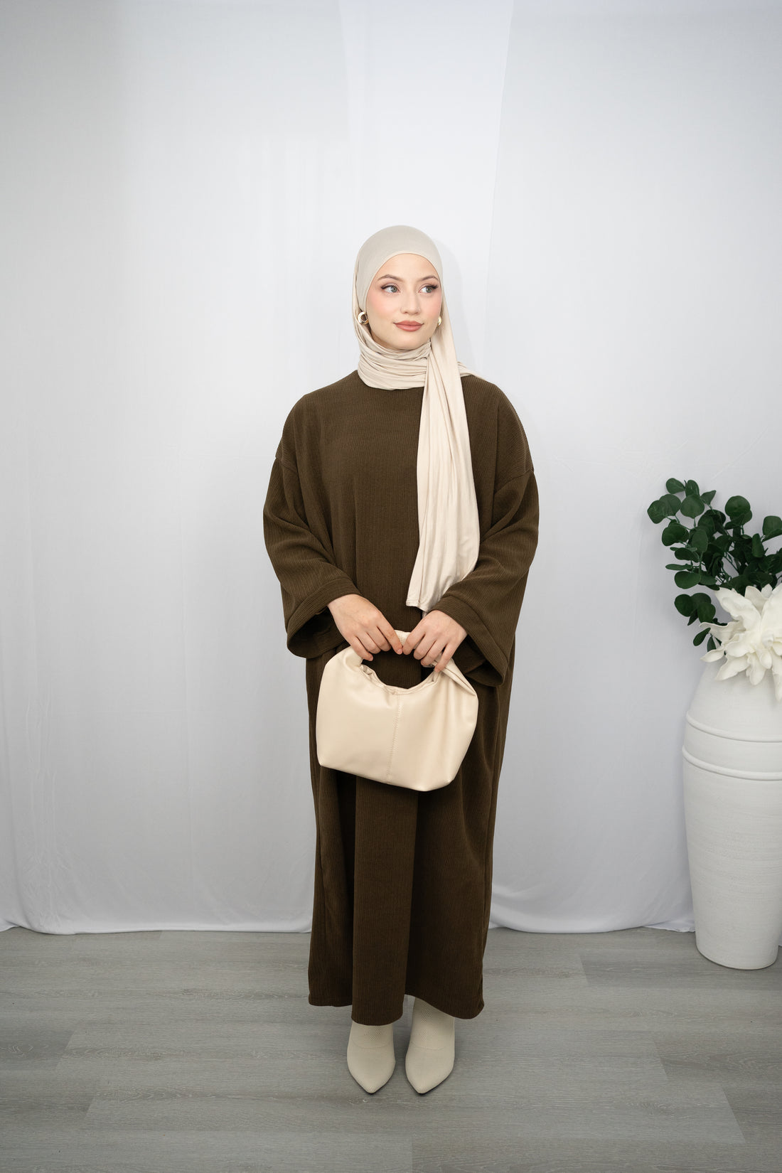 LIANA KLEID MIT RUNDEM HALSSCHNITT IN BRAUN