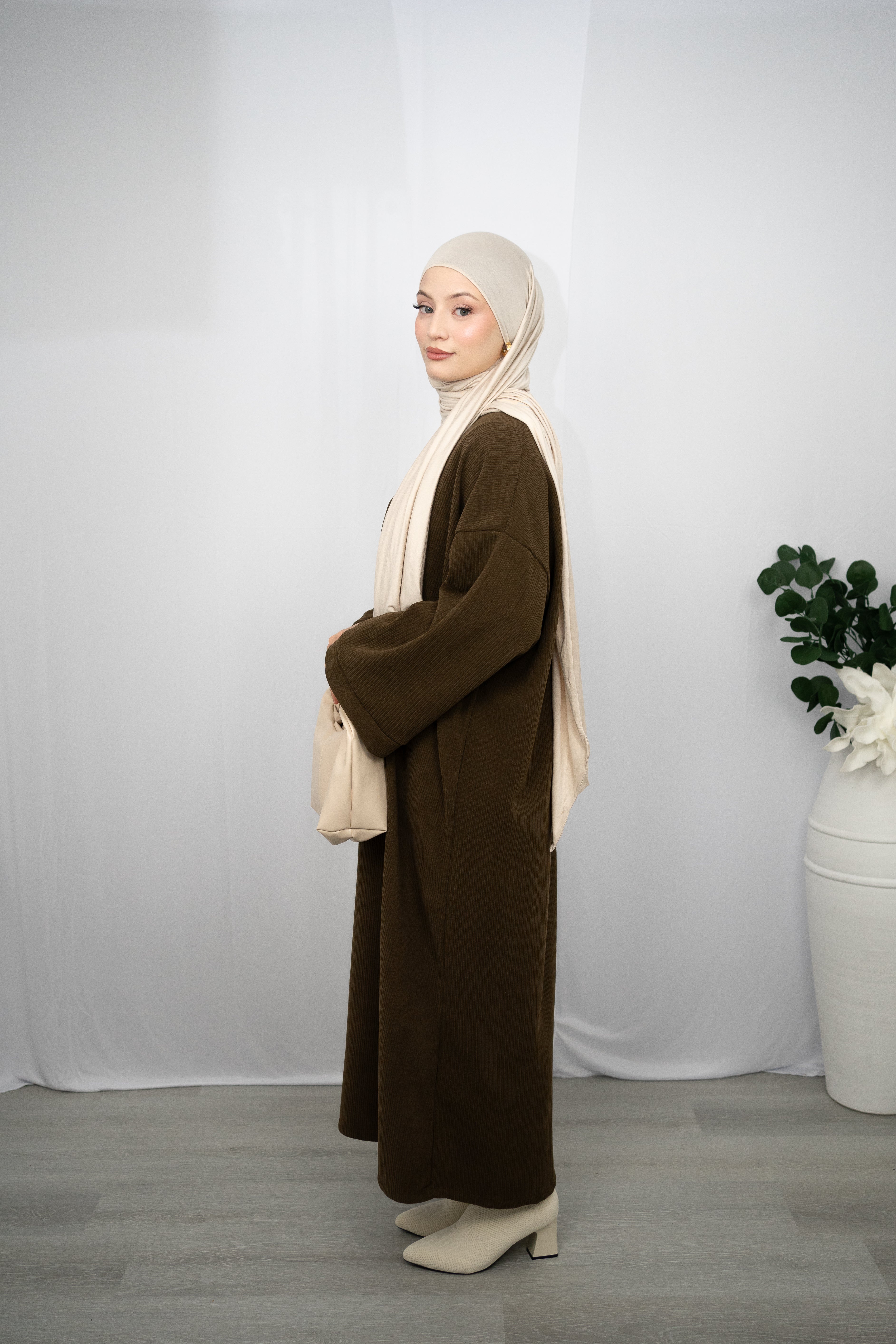 LIANA KLEID MIT RUNDEM HALSSCHNITT IN BRAUN