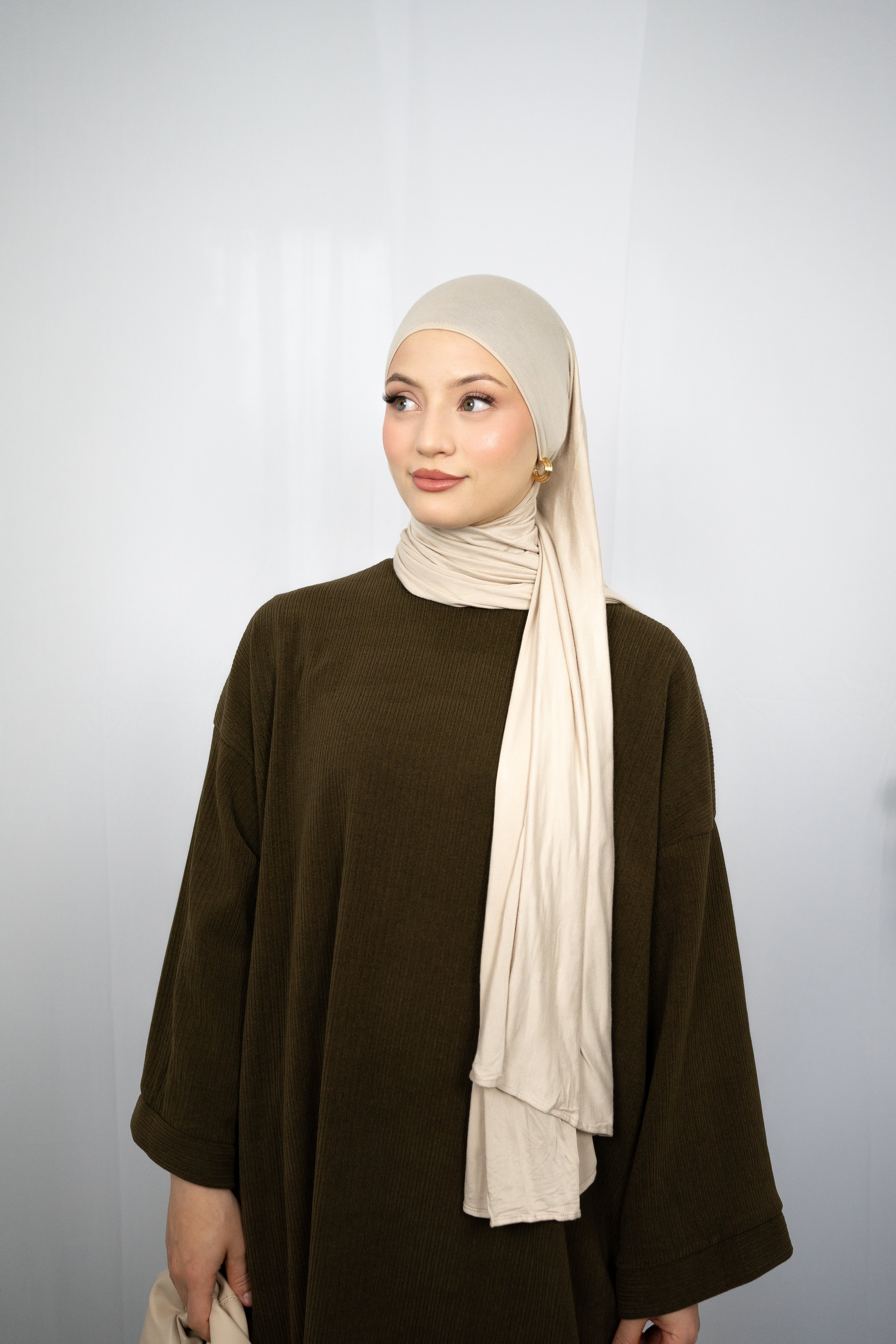 LIANA KLEID MIT RUNDEM HALSSCHNITT IN BRAUN