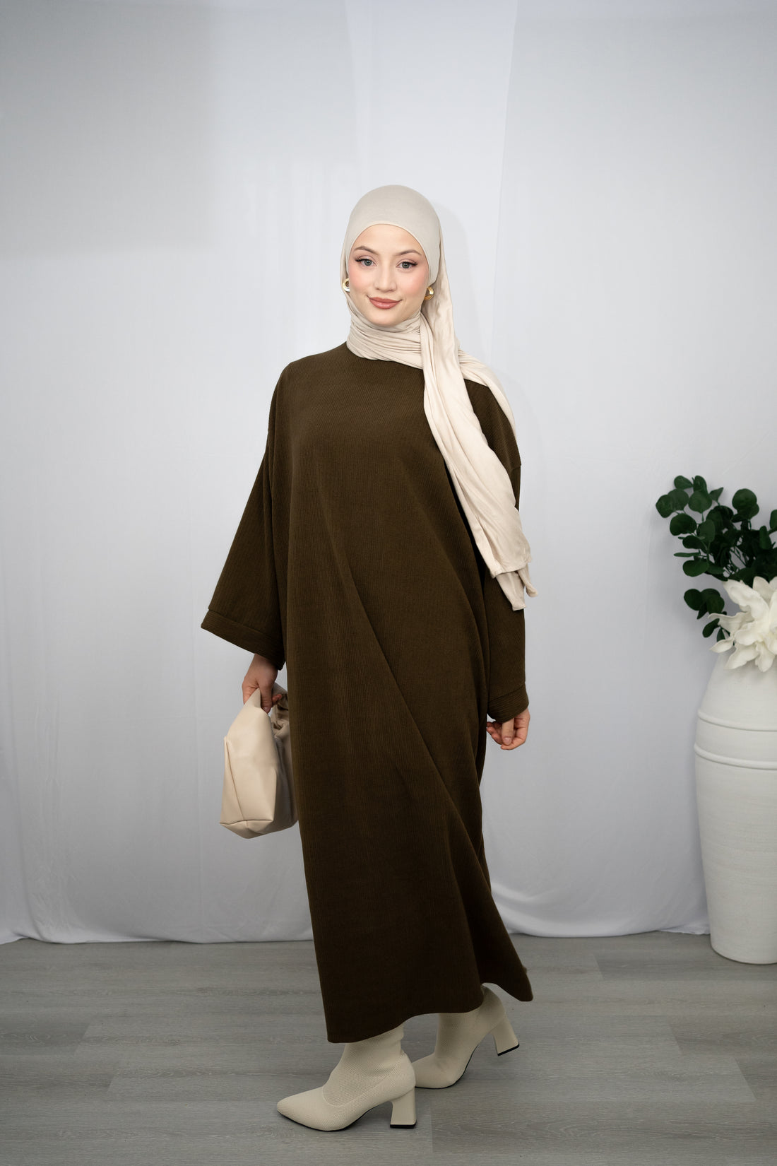LIANA KLEID MIT RUNDEM HALSSCHNITT IN BRAUN
