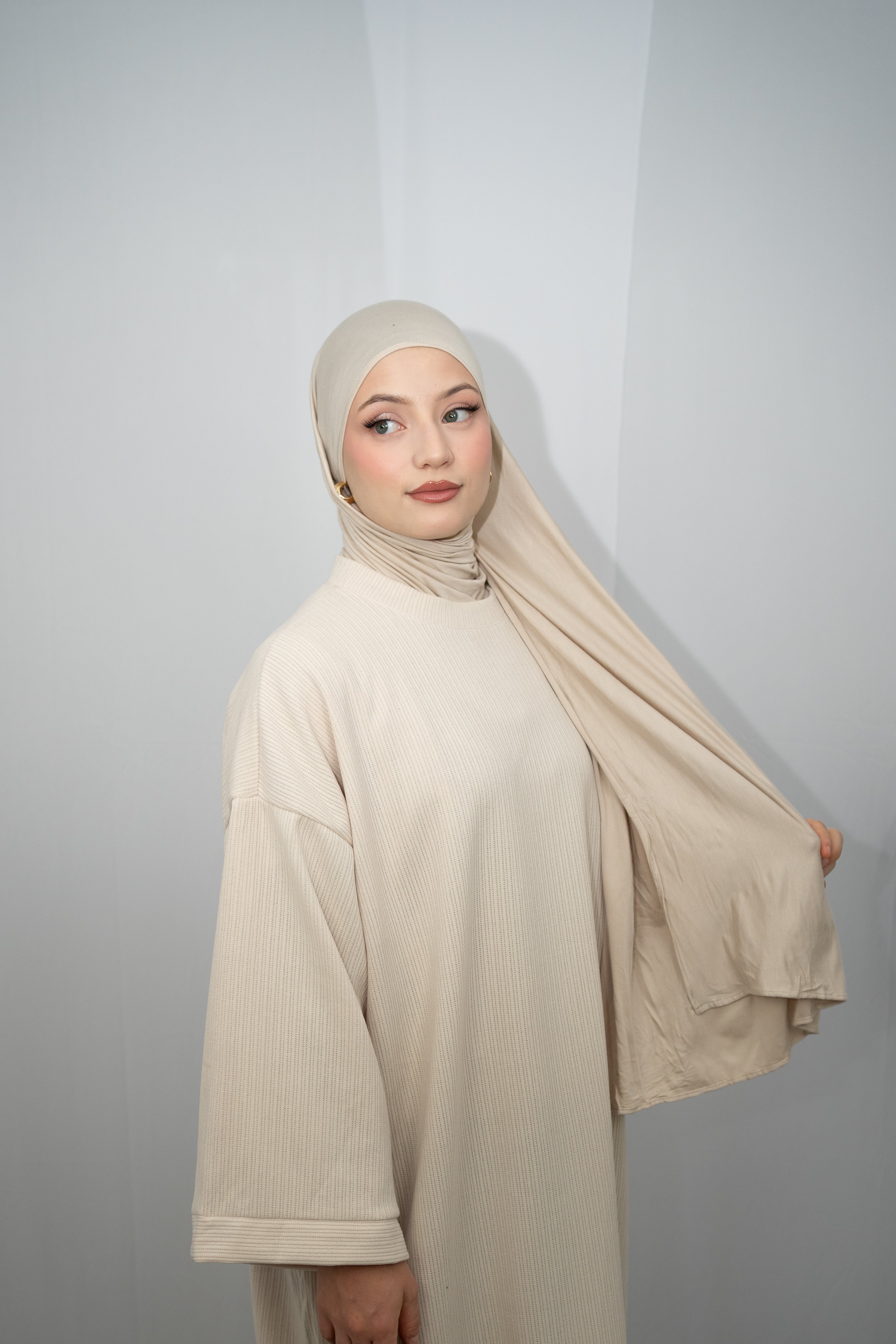 LIANA KLEID MIT RUNDEM HALSSCHNITT IN BEIGE