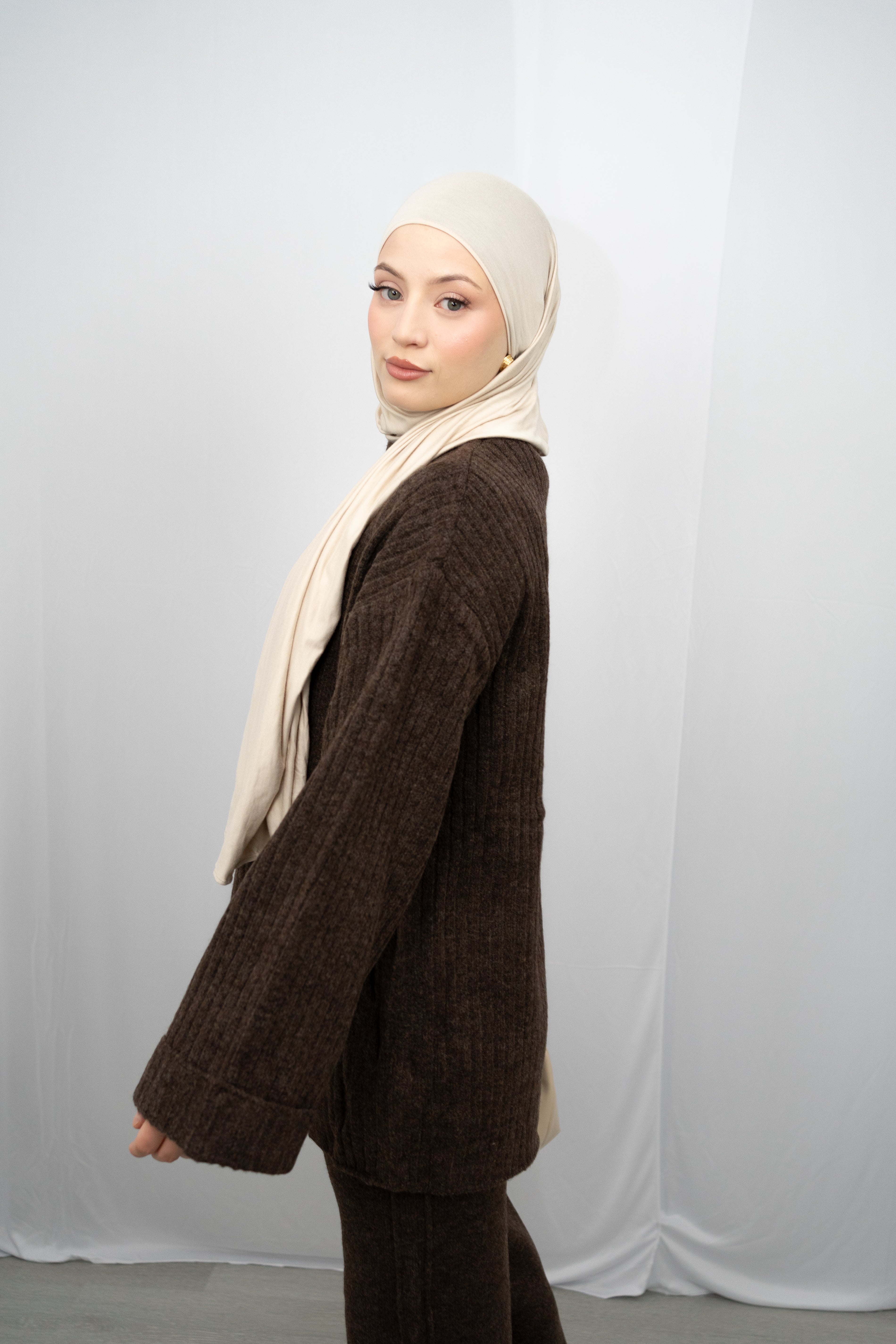 KEIRA ZWEITEILER MIT SCHLITZ- UND KNOPFDETAIL IN DUNKELBRAUN