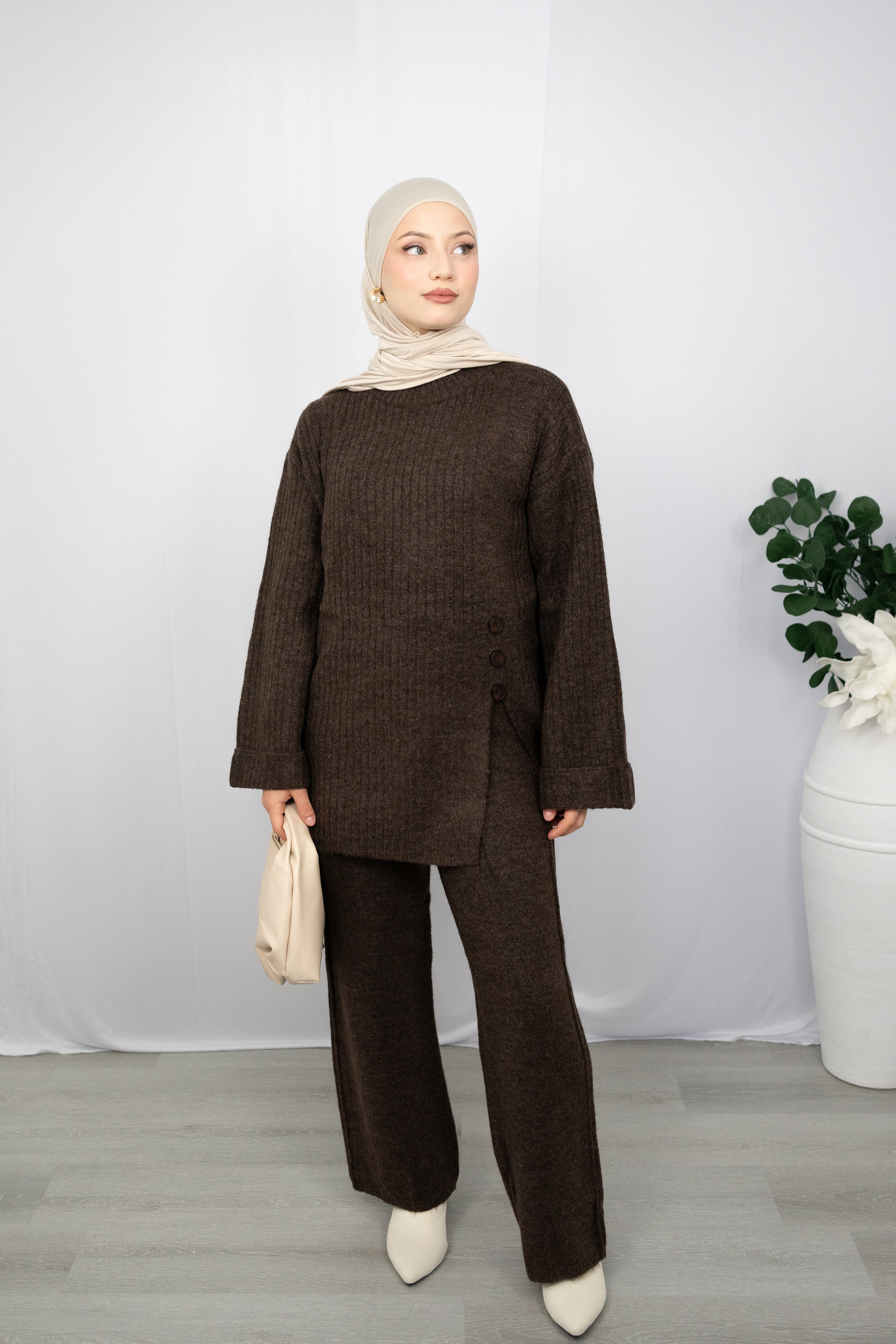 KEIRA ZWEITEILER MIT SCHLITZ- UND KNOPFDETAIL IN DUNKELBRAUN