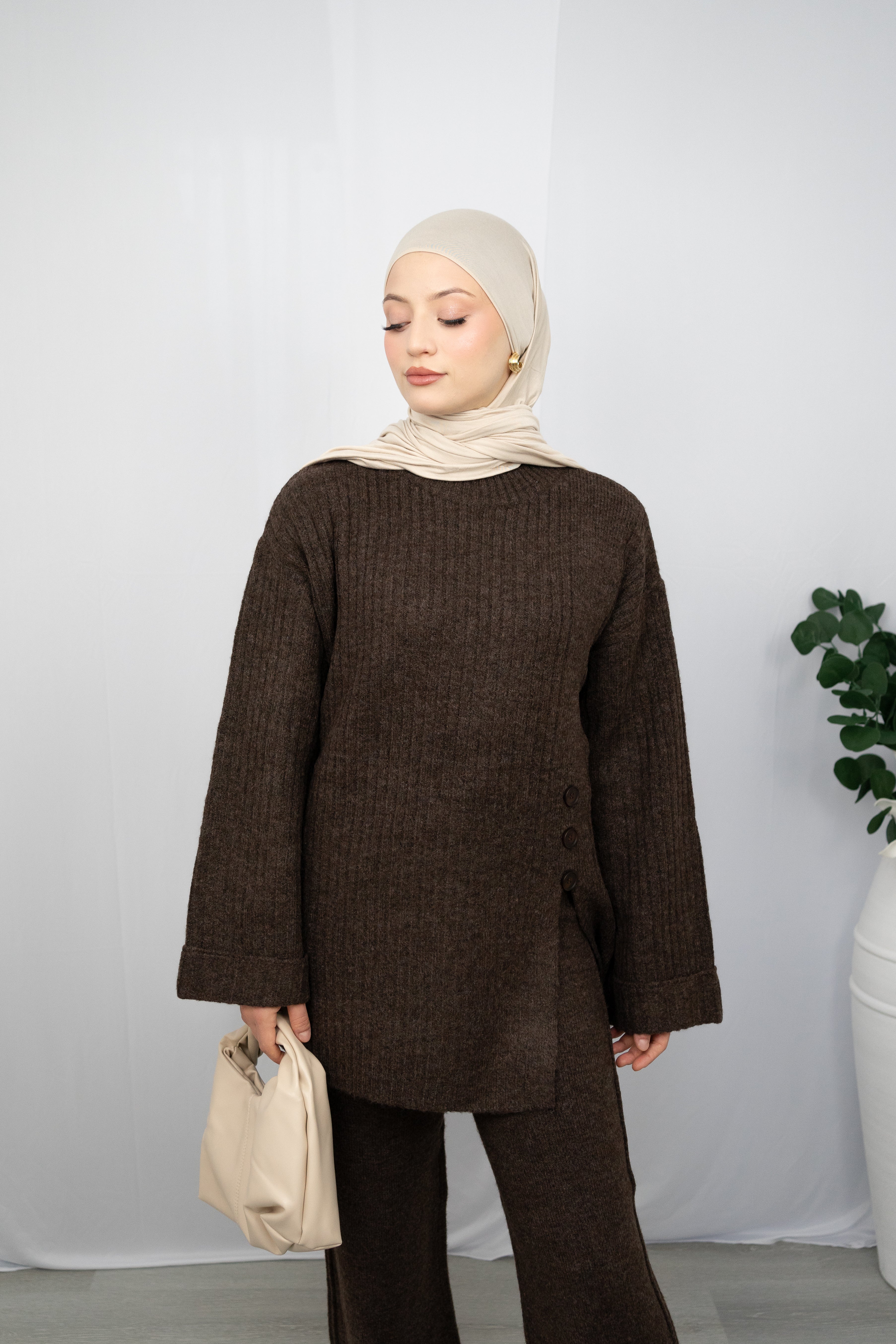 KEIRA ZWEITEILER MIT SCHLITZ- UND KNOPFDETAIL IN DUNKELBRAUN