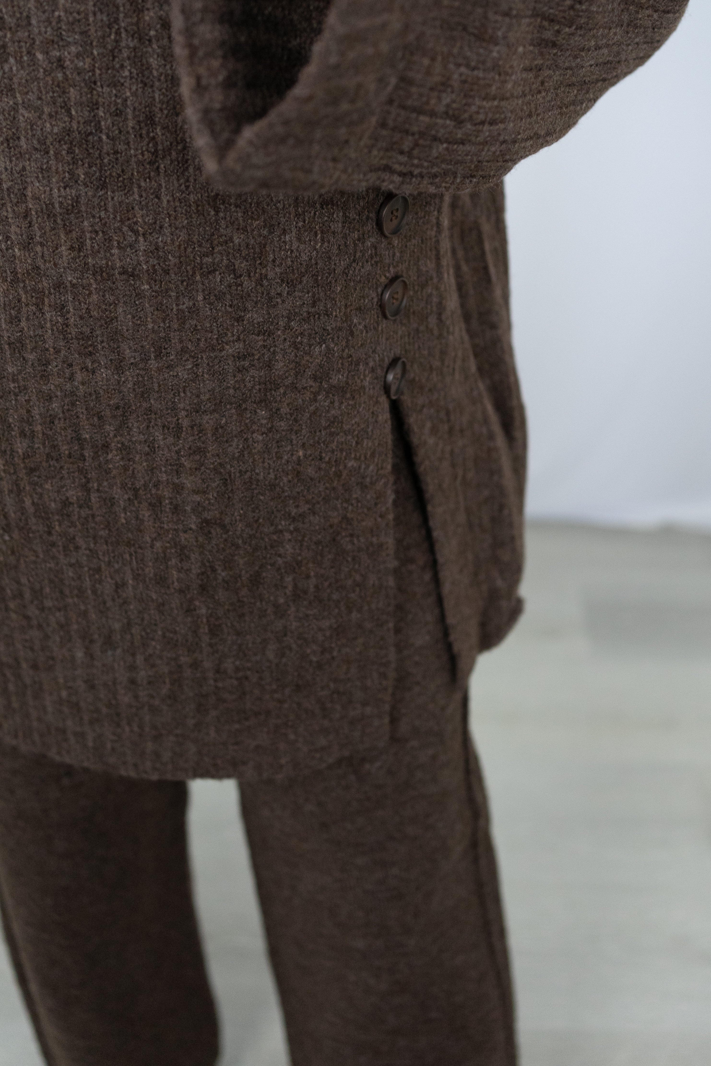 KEIRA ZWEITEILER MIT SCHLITZ- UND KNOPFDETAIL IN DUNKELBRAUN