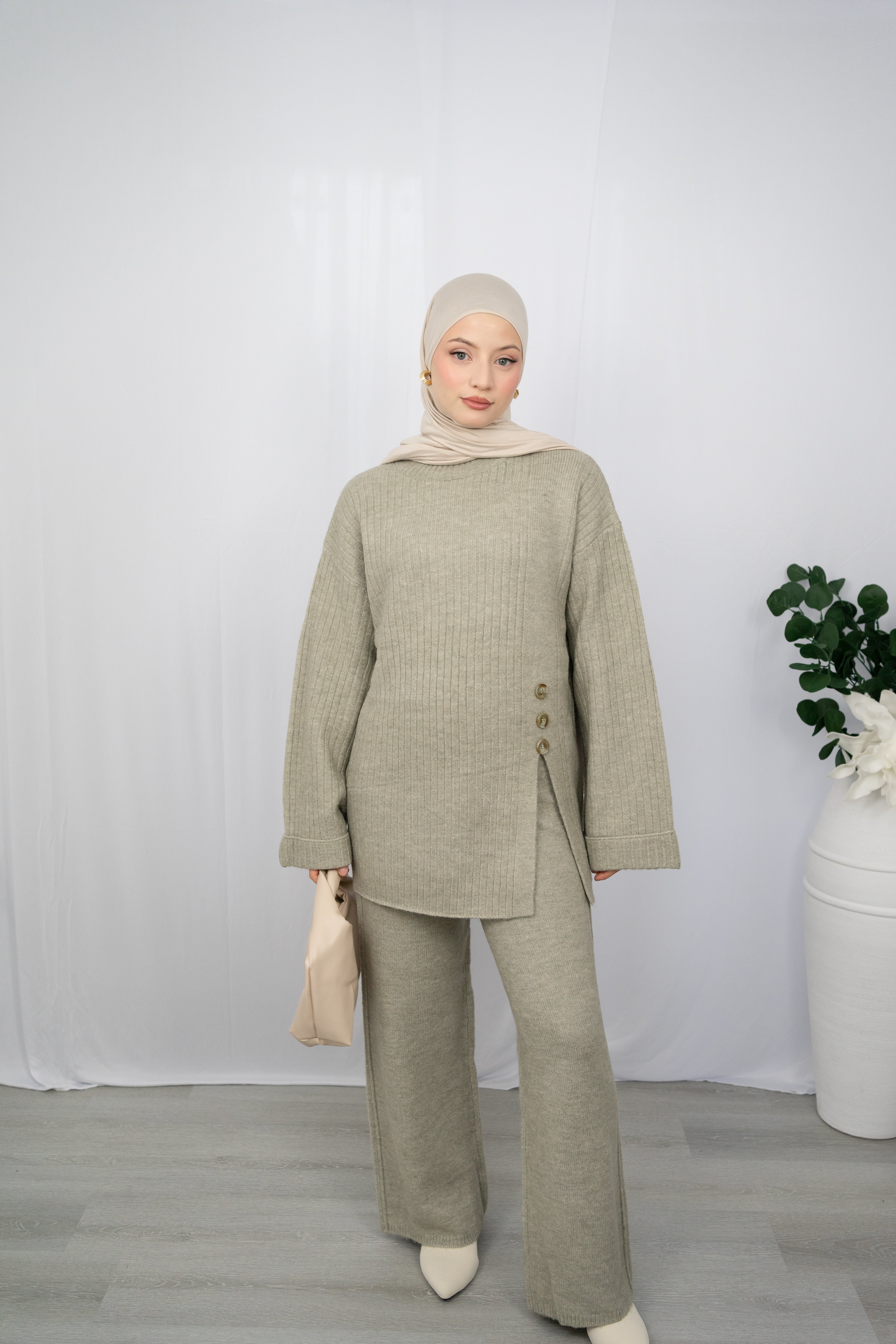 KEIRA ZWEITEILER MIT SCHLITZ- UND KNOPFDETAIL IN OLIVE