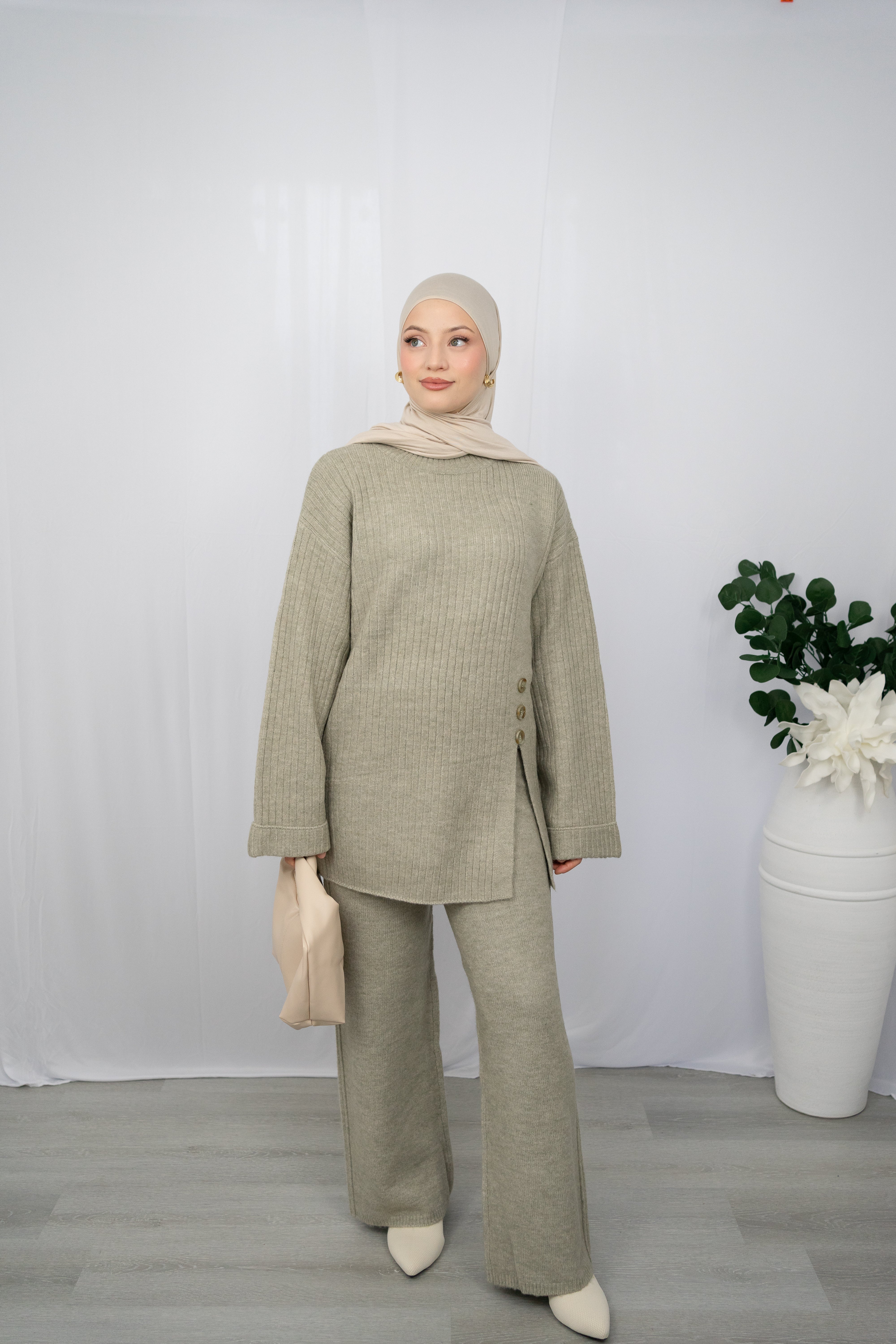 KEIRA ZWEITEILER MIT SCHLITZ- UND KNOPFDETAIL IN OLIVE