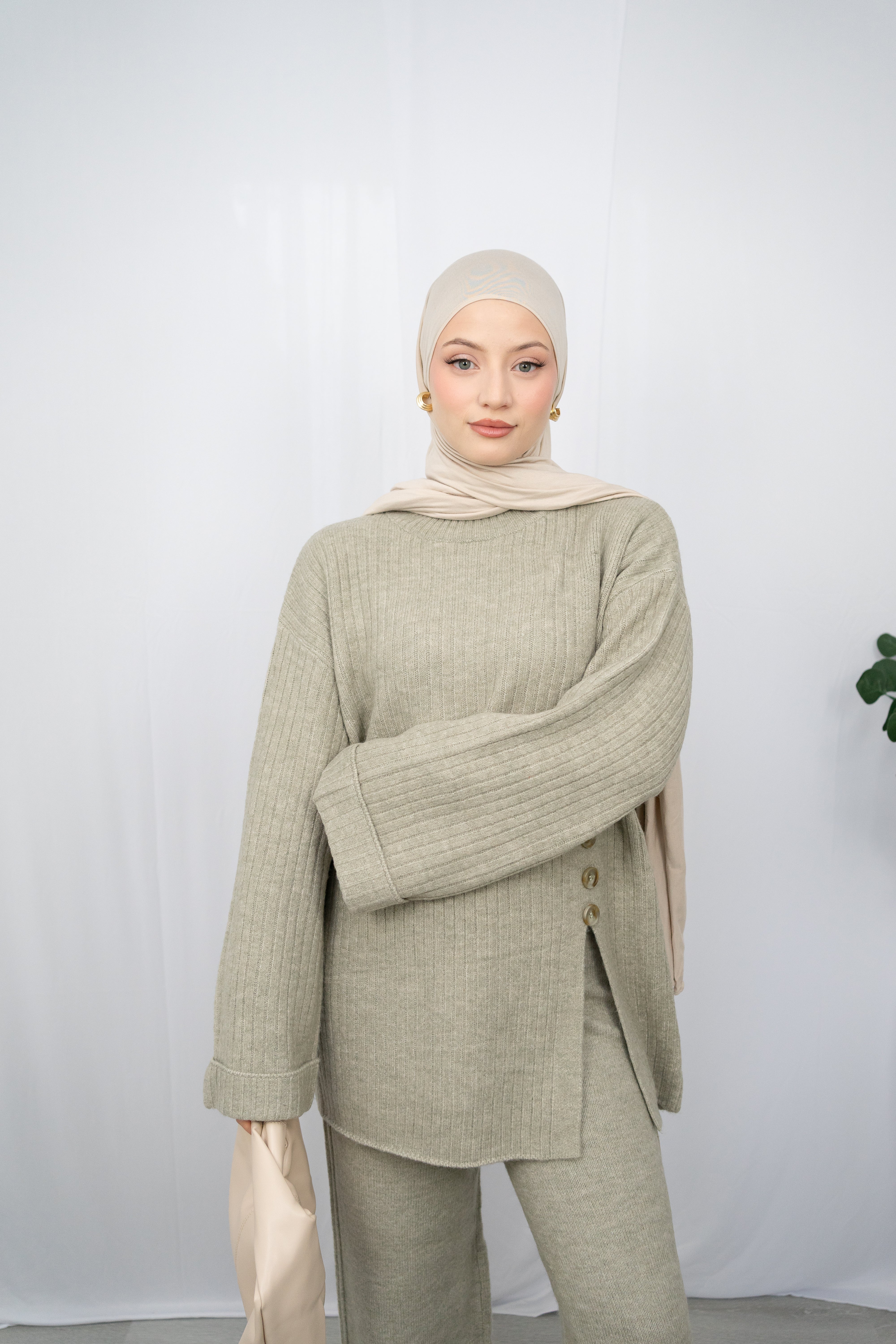 KEIRA ZWEITEILER MIT SCHLITZ- UND KNOPFDETAIL IN OLIVE