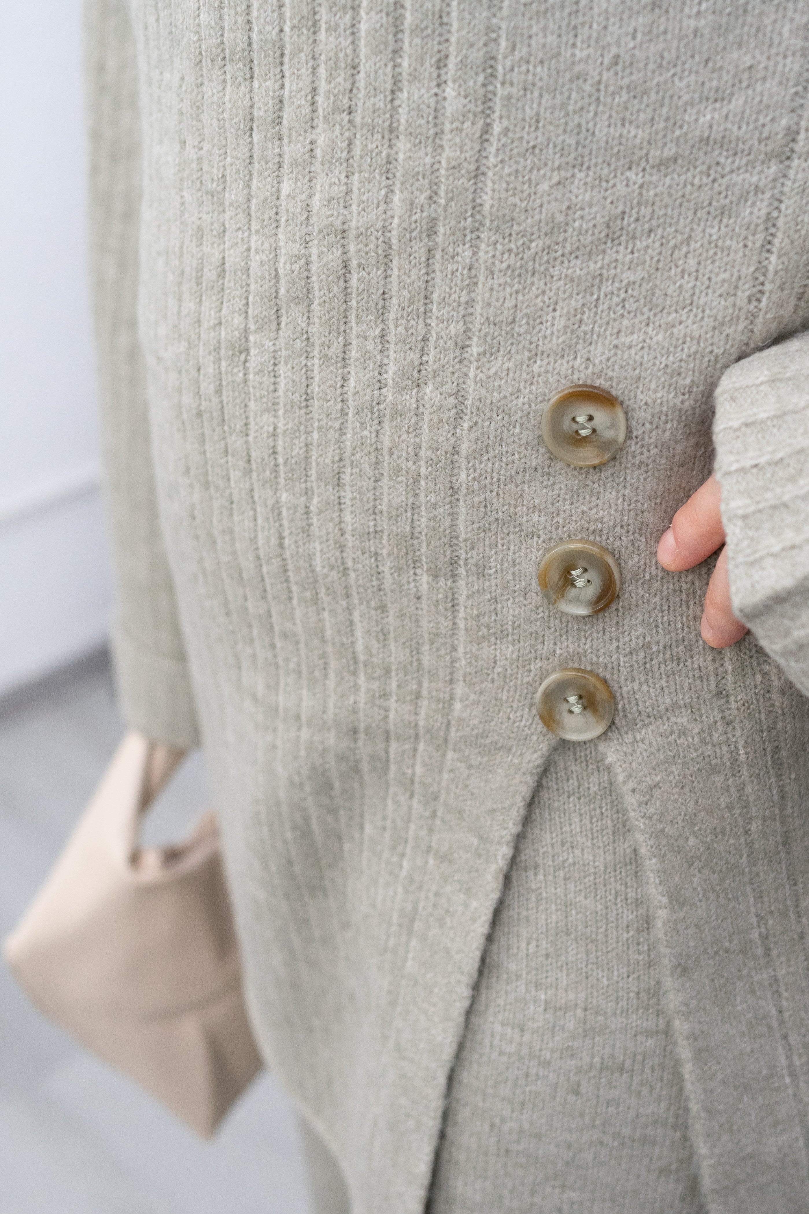 KEIRA ZWEITEILER MIT SCHLITZ- UND KNOPFDETAIL IN OLIVE