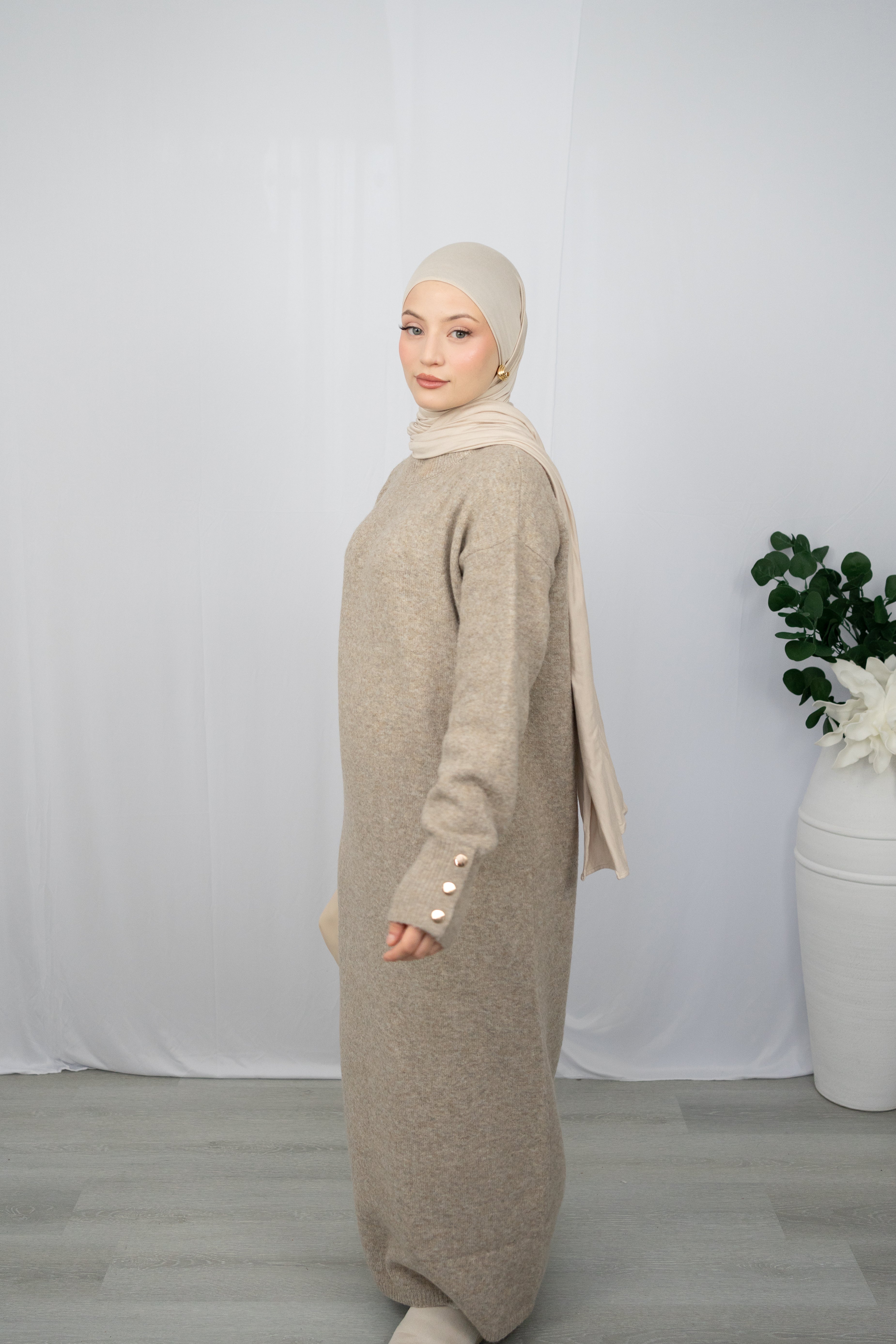 NAILA KLEID IN TAUPE MIT SCHÖNEN GOLDKNOPFDETAILS AN DEN ÄRMELN