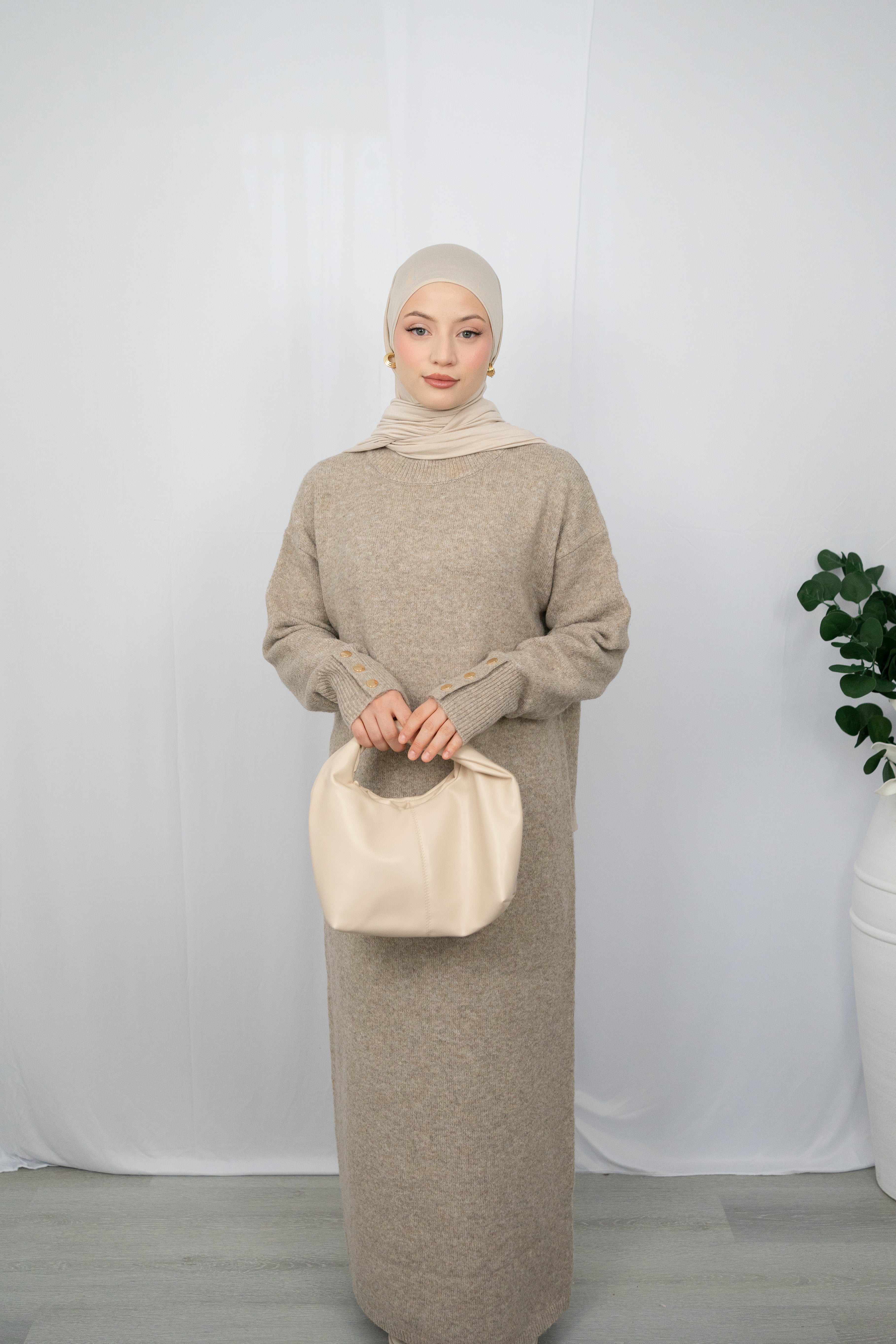 NAILA KLEID IN TAUPE MIT SCHÖNEN GOLDKNOPFDETAILS AN DEN ÄRMELN