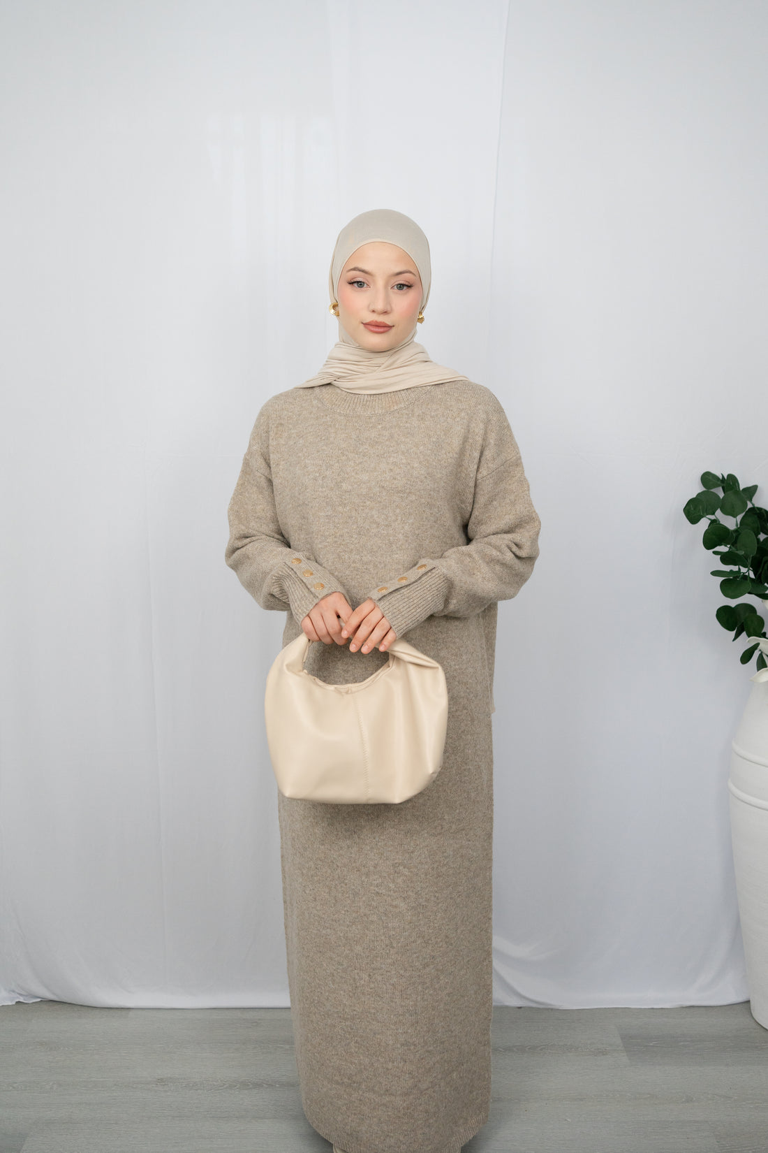 NAILA KLEID IN TAUPE MIT SCHÖNEN GOLDKNOPFDETAILS AN DEN ÄRMELN